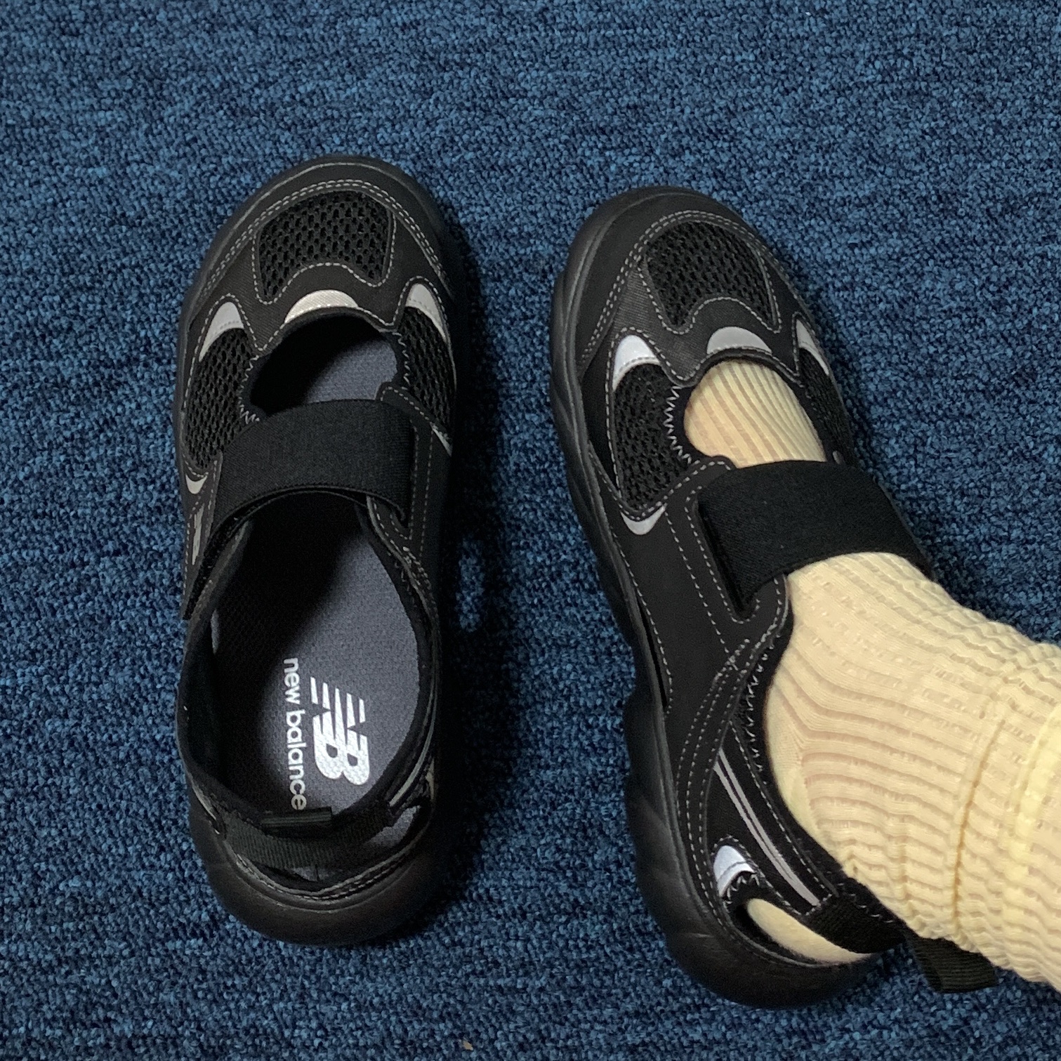 (Kids) New Balance Freedle 920 Sandal Black 착용 스타일