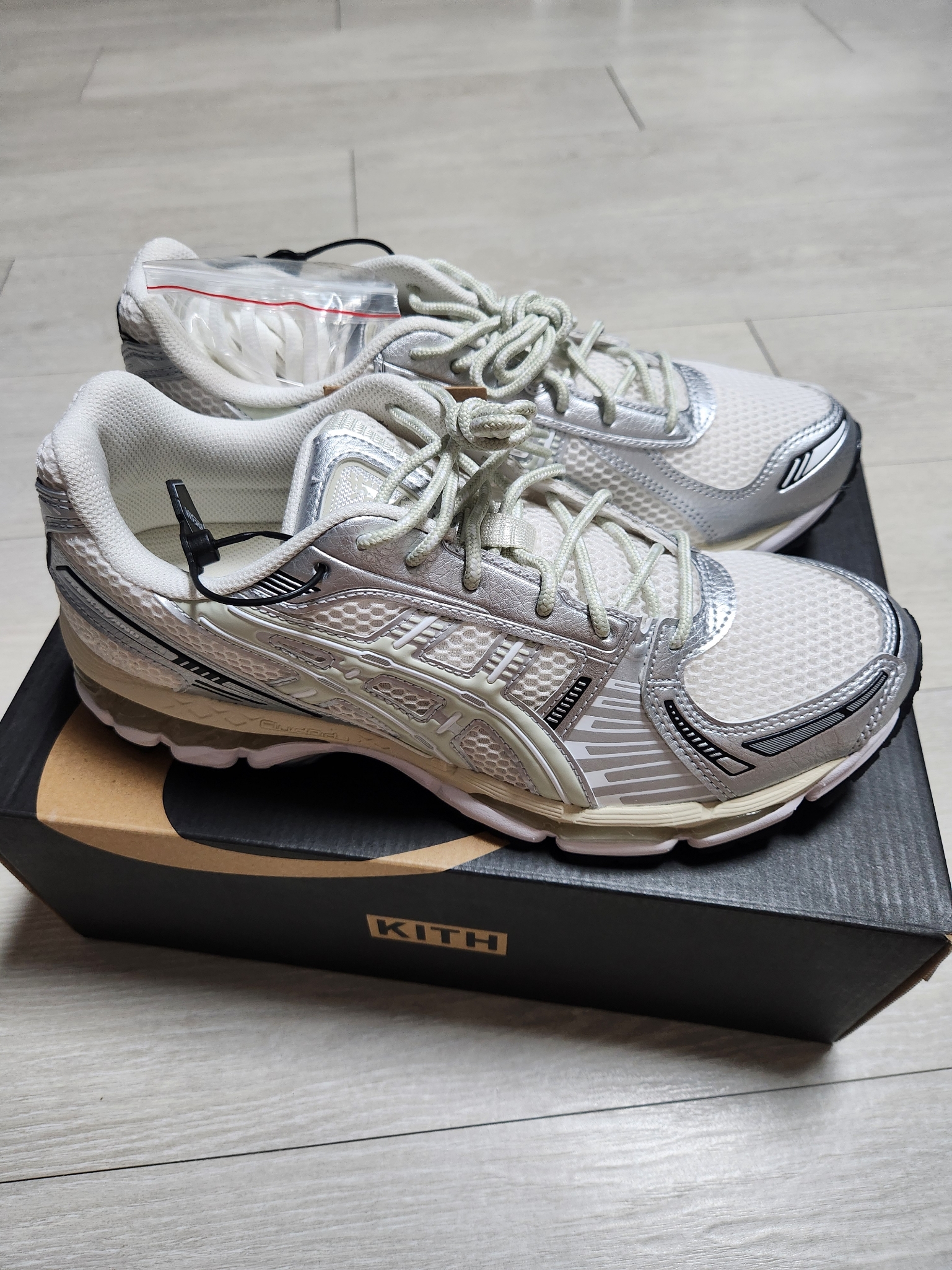 Asics x Ronnie Fieg Gel-Kayano 12.1 Cream Pure Aqua 착용 스타일