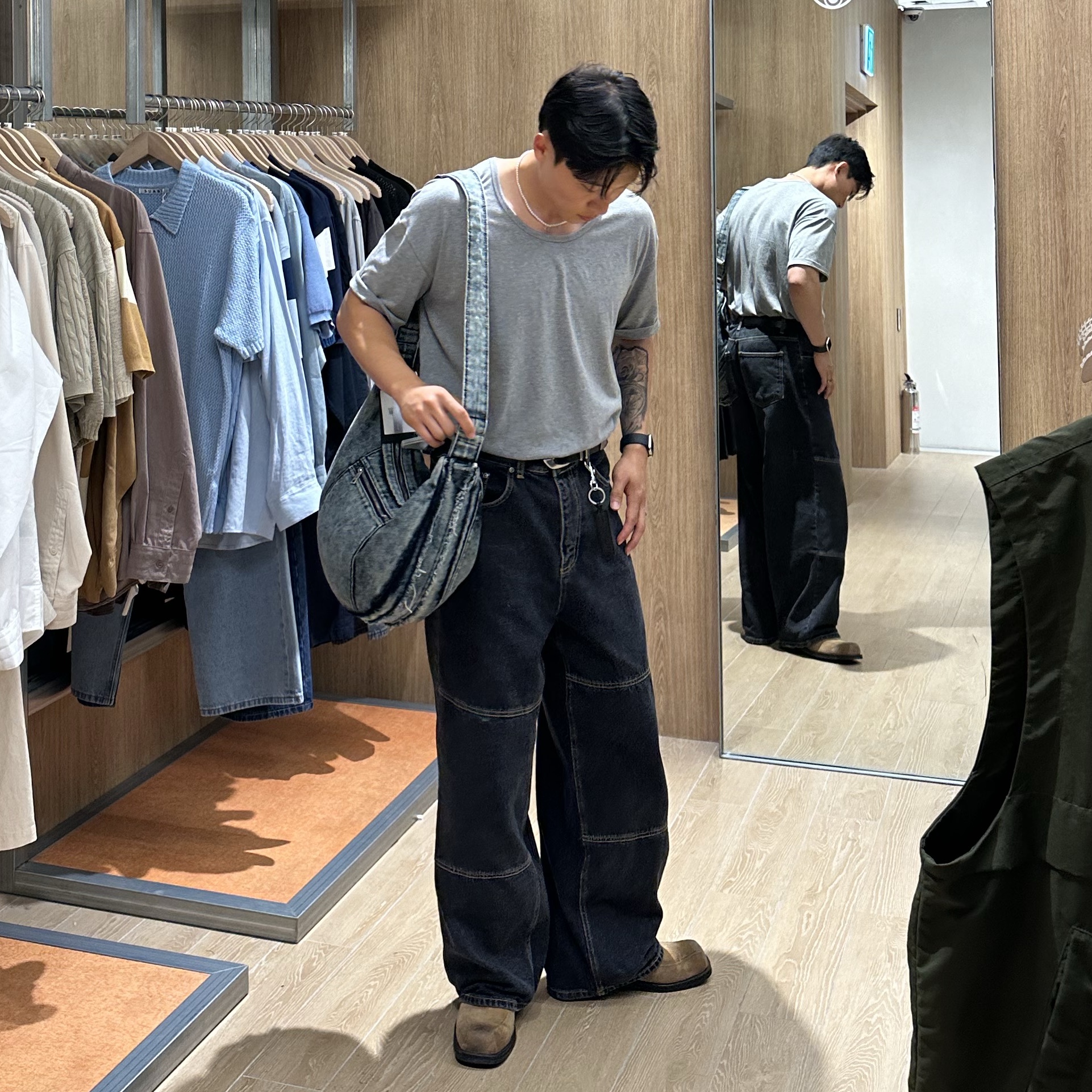 A.P.C. Keyring Black 착용 스타일 - 2
