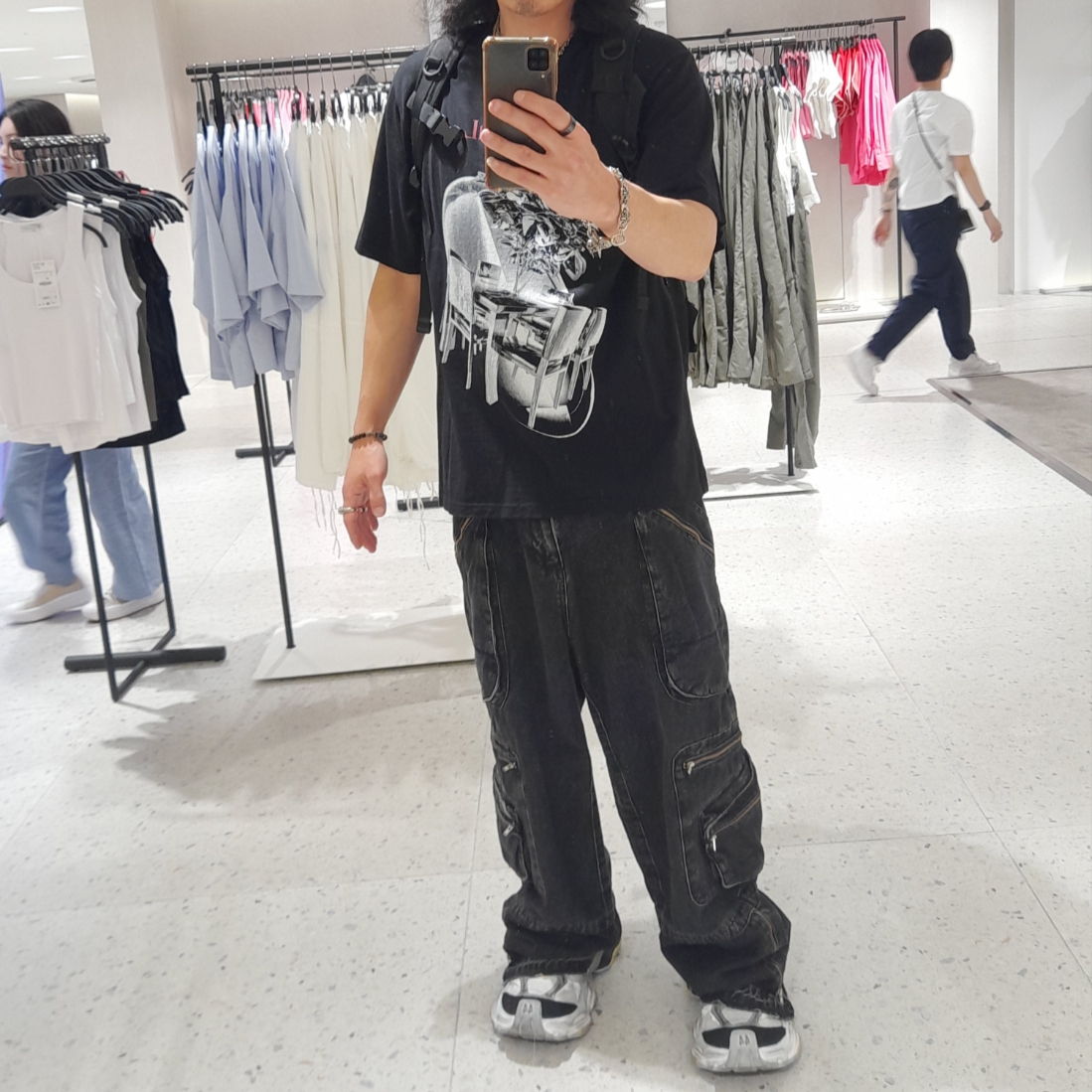 Balenciaga Cargo Sneakers Grey Black Yellow 착용 스타일