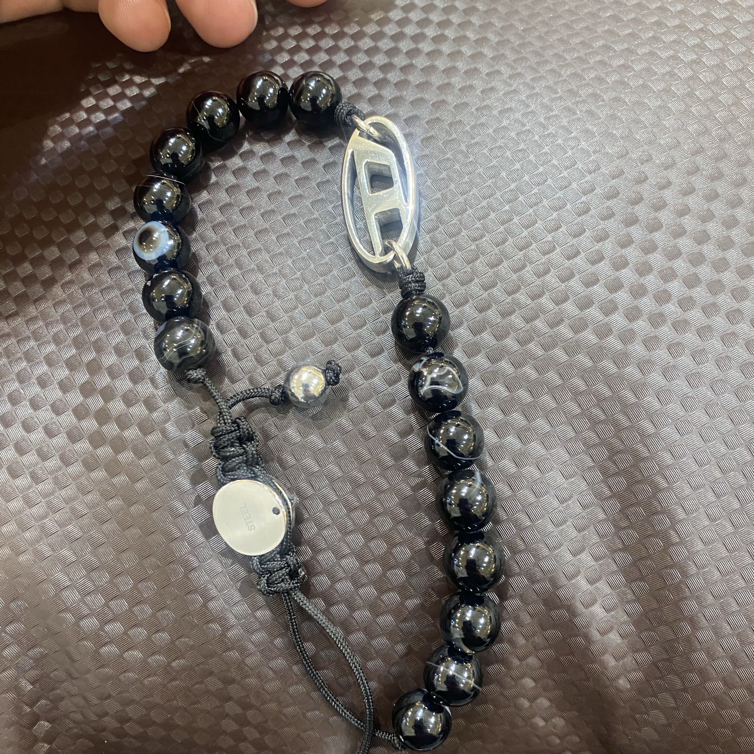Diesel Dx1434 Oval D Logo Agate Beaded Bracelet Black 착용 스타일