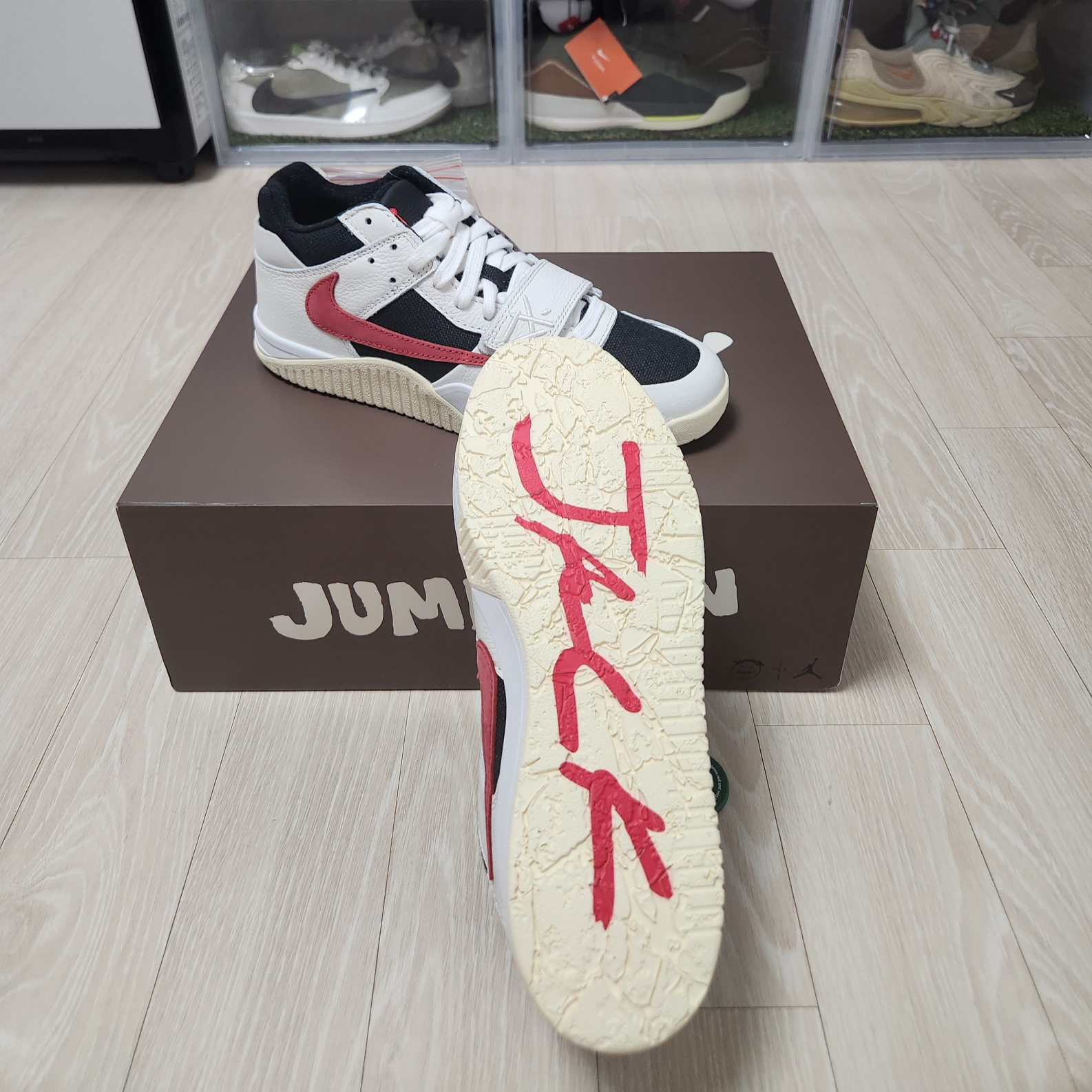 Jordan x Travis Scott Jumpman Jack TR University Red 착용 스타일 - 8