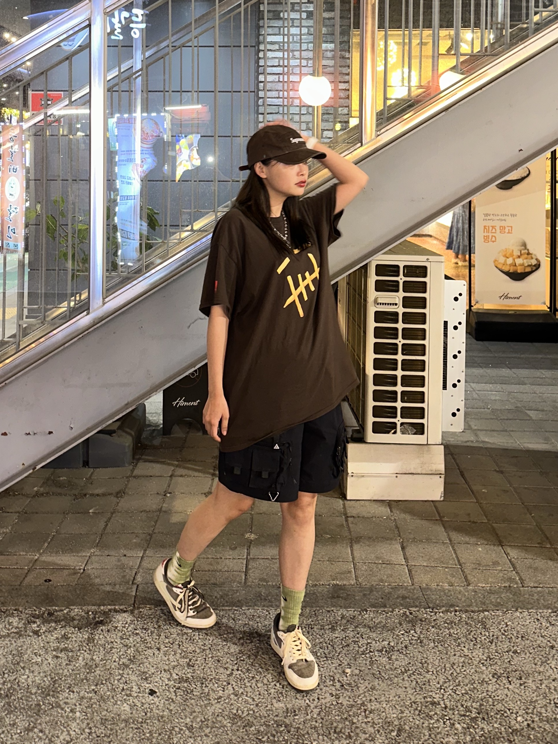 Jordan 1 x Travis Scott Retro Low OG SP Sail and Ridgerock, Nike ACG Cargo Shorts Black - Asia 착용 스타일 - 3