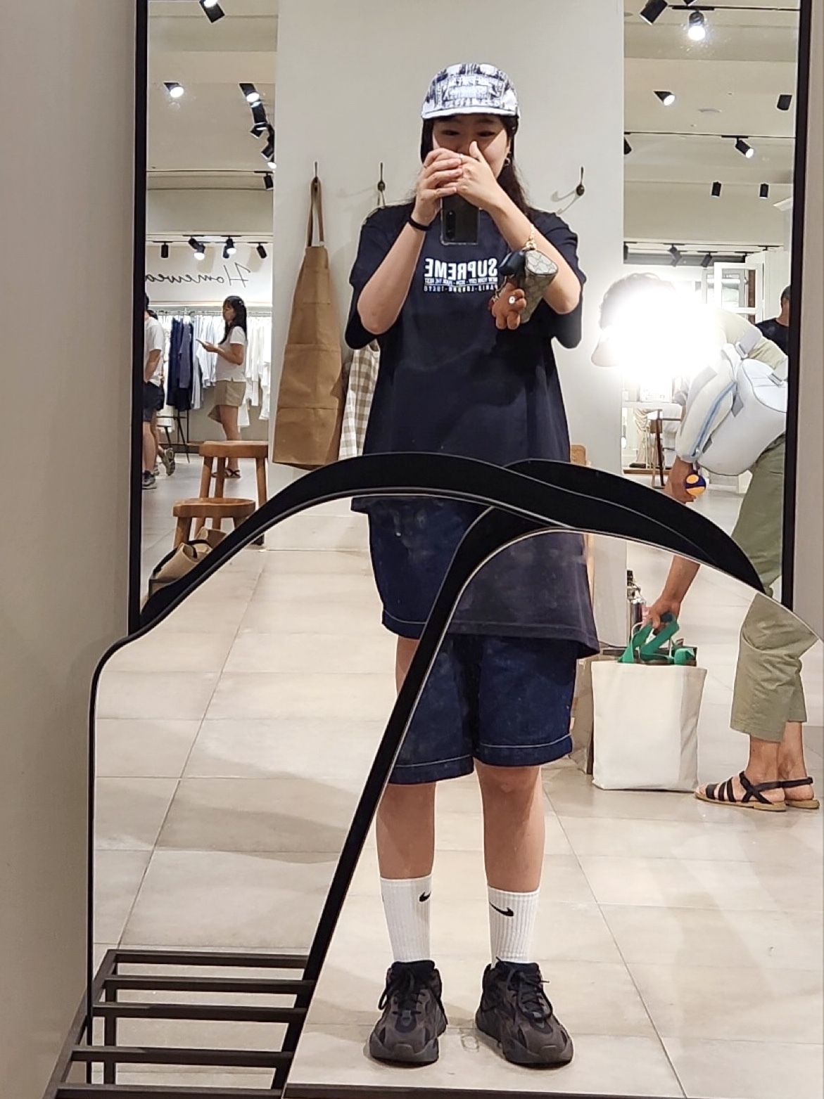 Supreme Paris T-Shirt Black - 24SS, Adidas Yeezy Boost 700 V2 Vanta 2022 착용 스타일