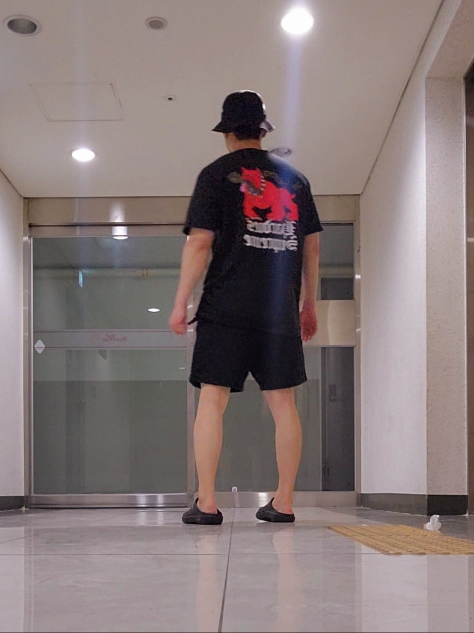 Oofos x Takahiromiyashita The Soloist The Day The Whole World Went Away Clog Black, Supreme x Hardies Dog T-Shirt Black - 23SS 착용 스타일 - 3