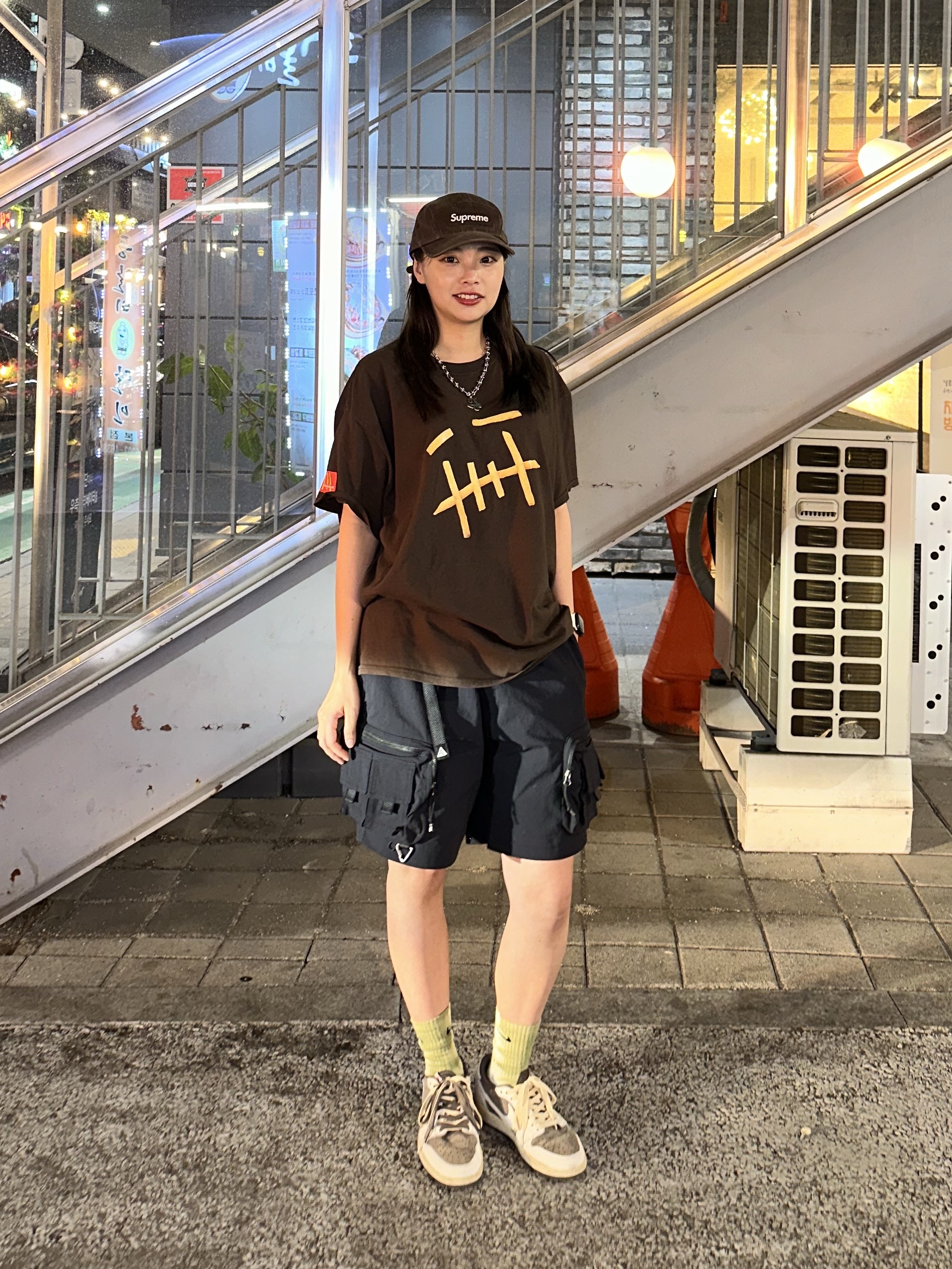 Jordan 1 x Travis Scott Retro Low OG SP Sail and Ridgerock, Nike ACG Cargo Shorts Black - Asia 착용 스타일 - 1