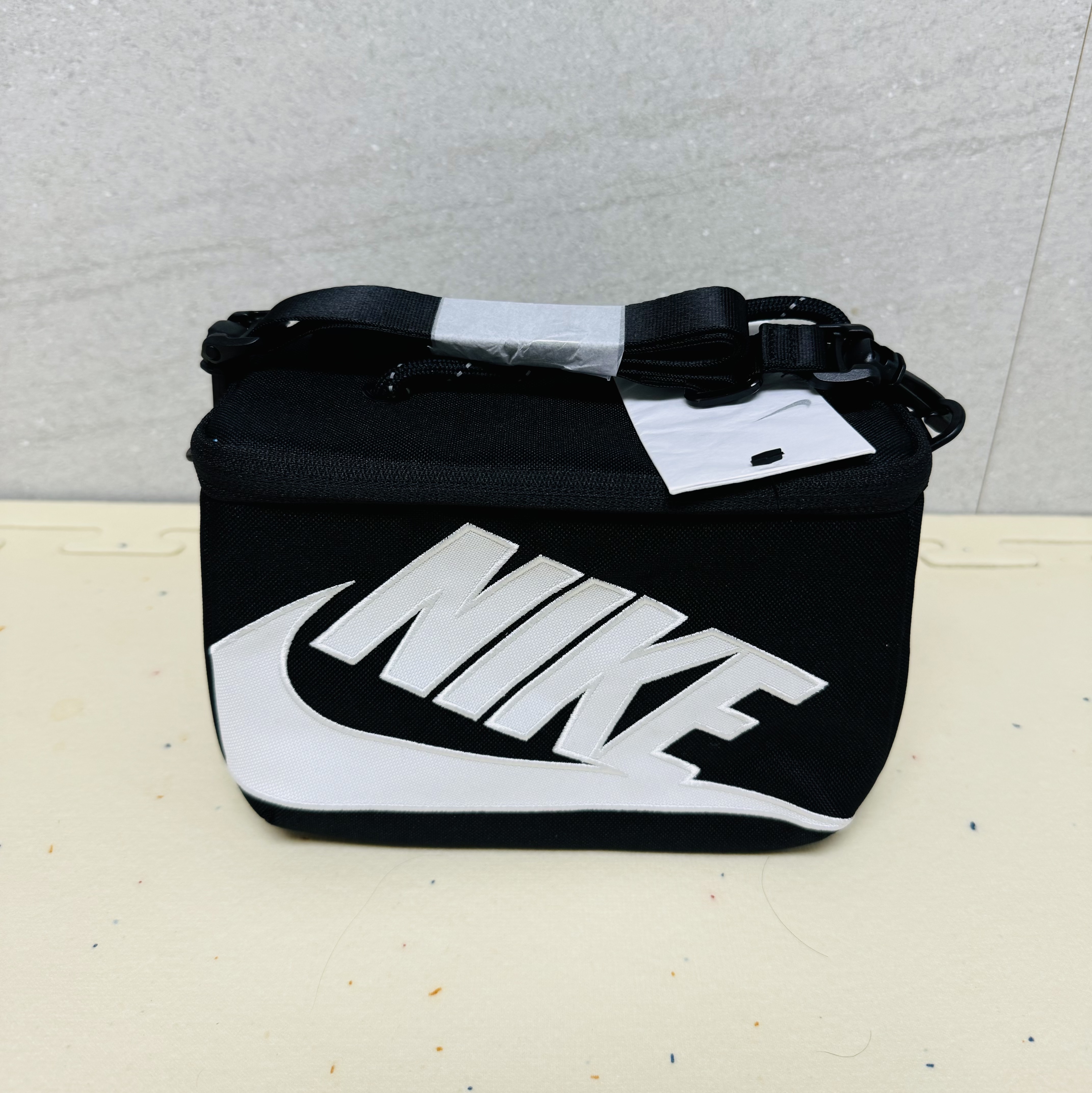 NIke Mini Shoebox Crossbody Bag 3L Black 착용 스타일 - 1