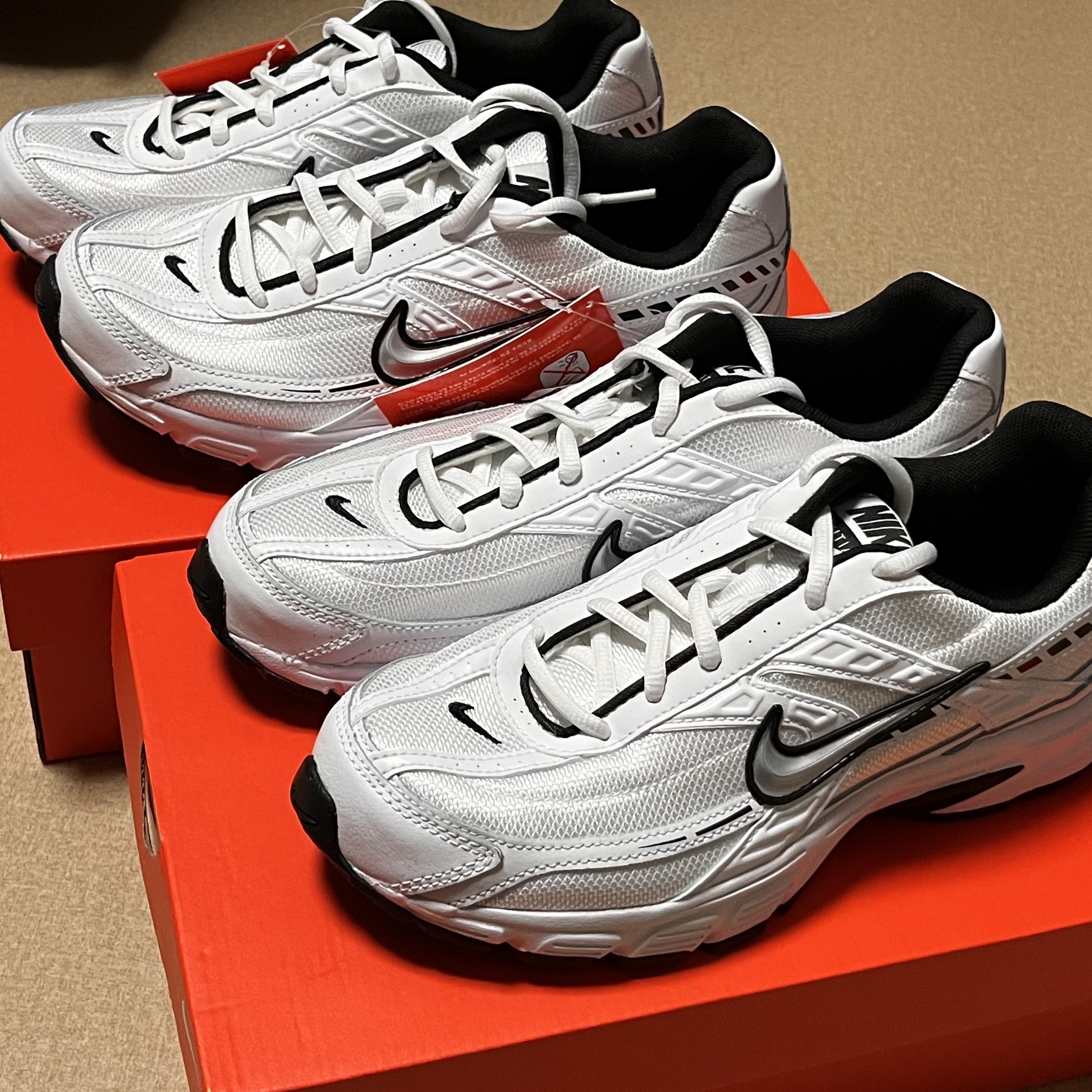 (W) Nike Initiator White Black 착용 스타일