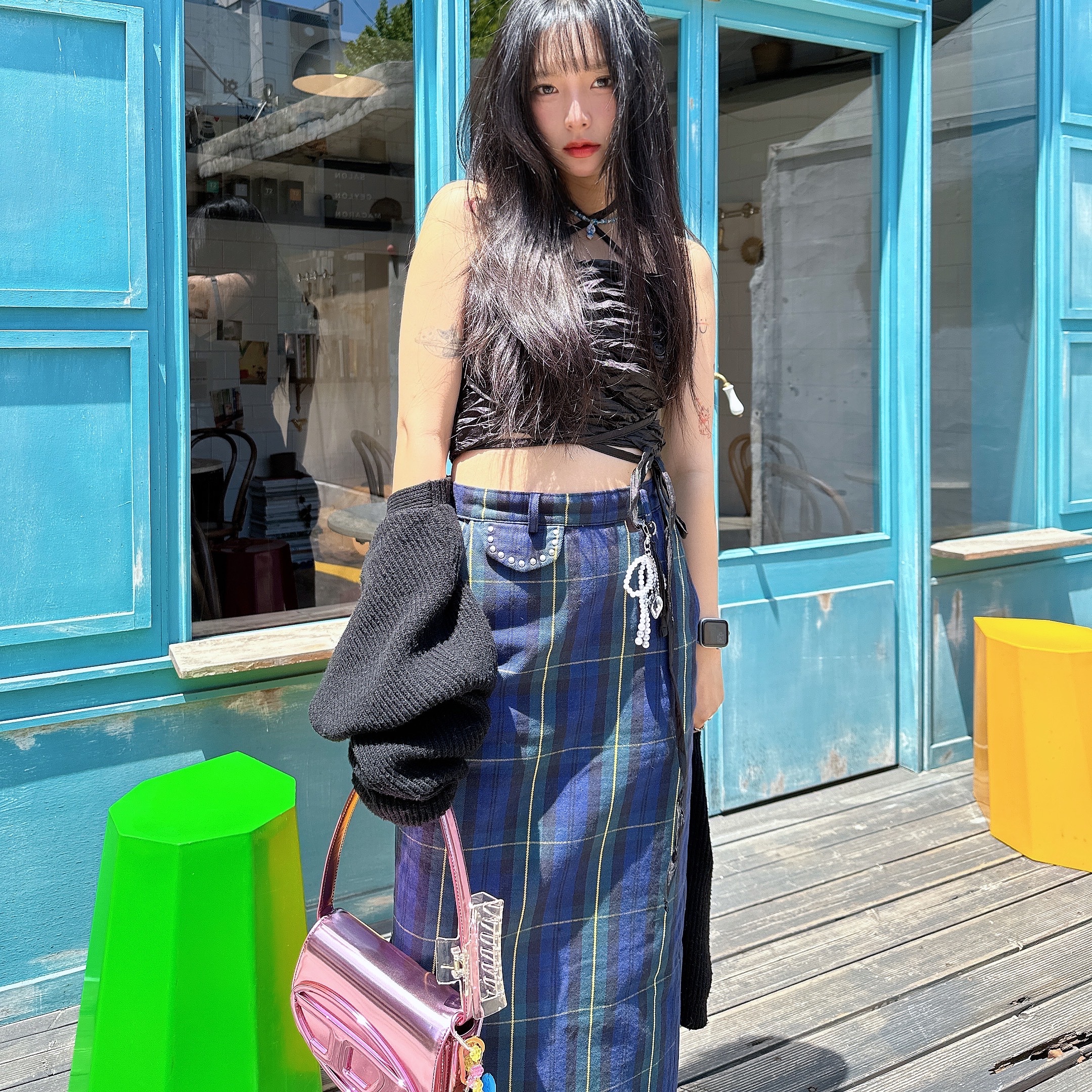 Diesel 1DR Shoulder Bag in Mirrored Leather Pink 착용 스타일 - 1