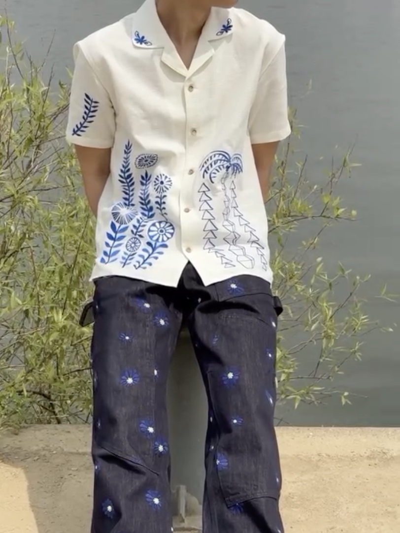 [KREAM 단독] ADSB Andersson Bell May Embroidery Open Collar Shirts Black 착용 스타일 - 1
