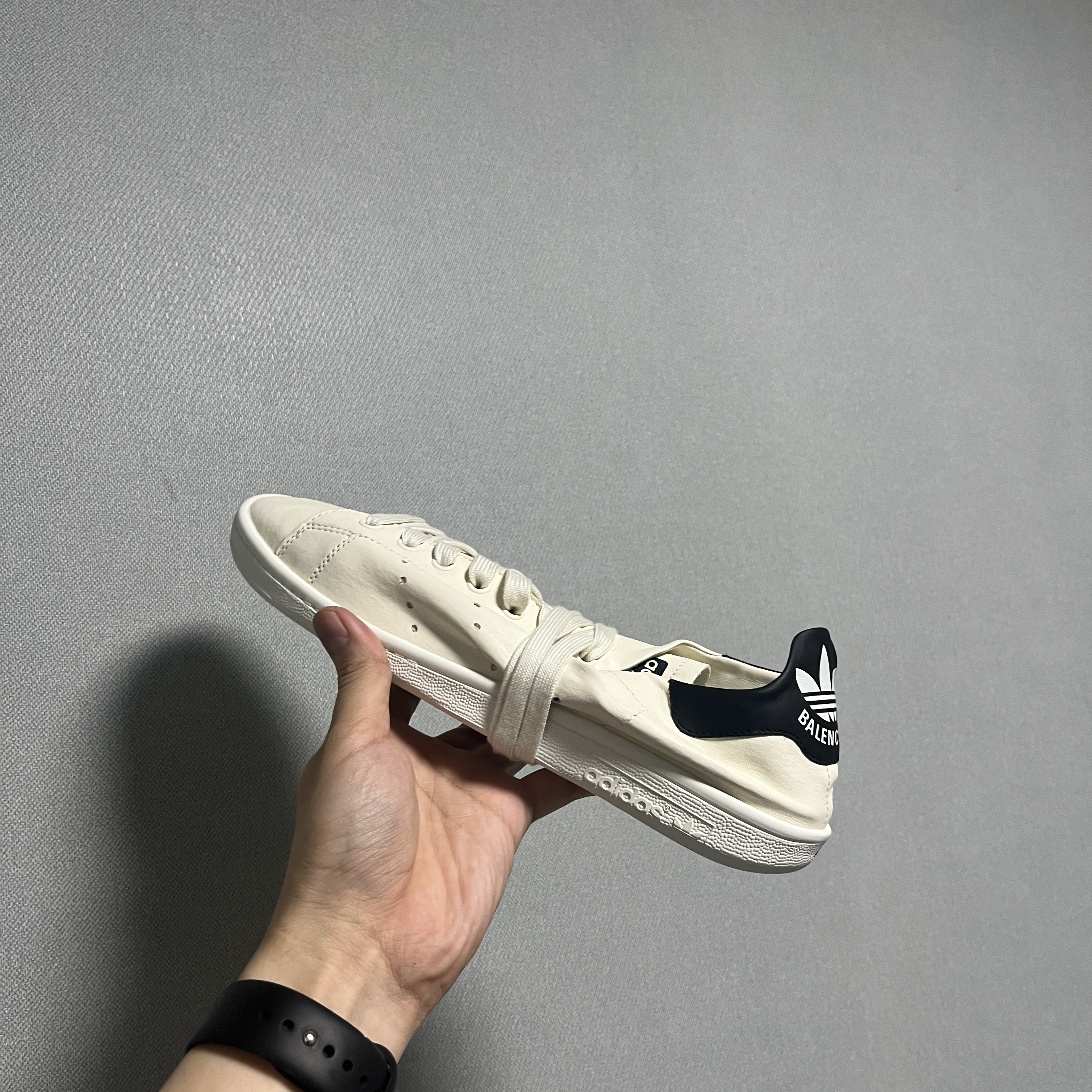 Balenciaga x Adidas Stan Smith Off White 착용 스타일 - 2