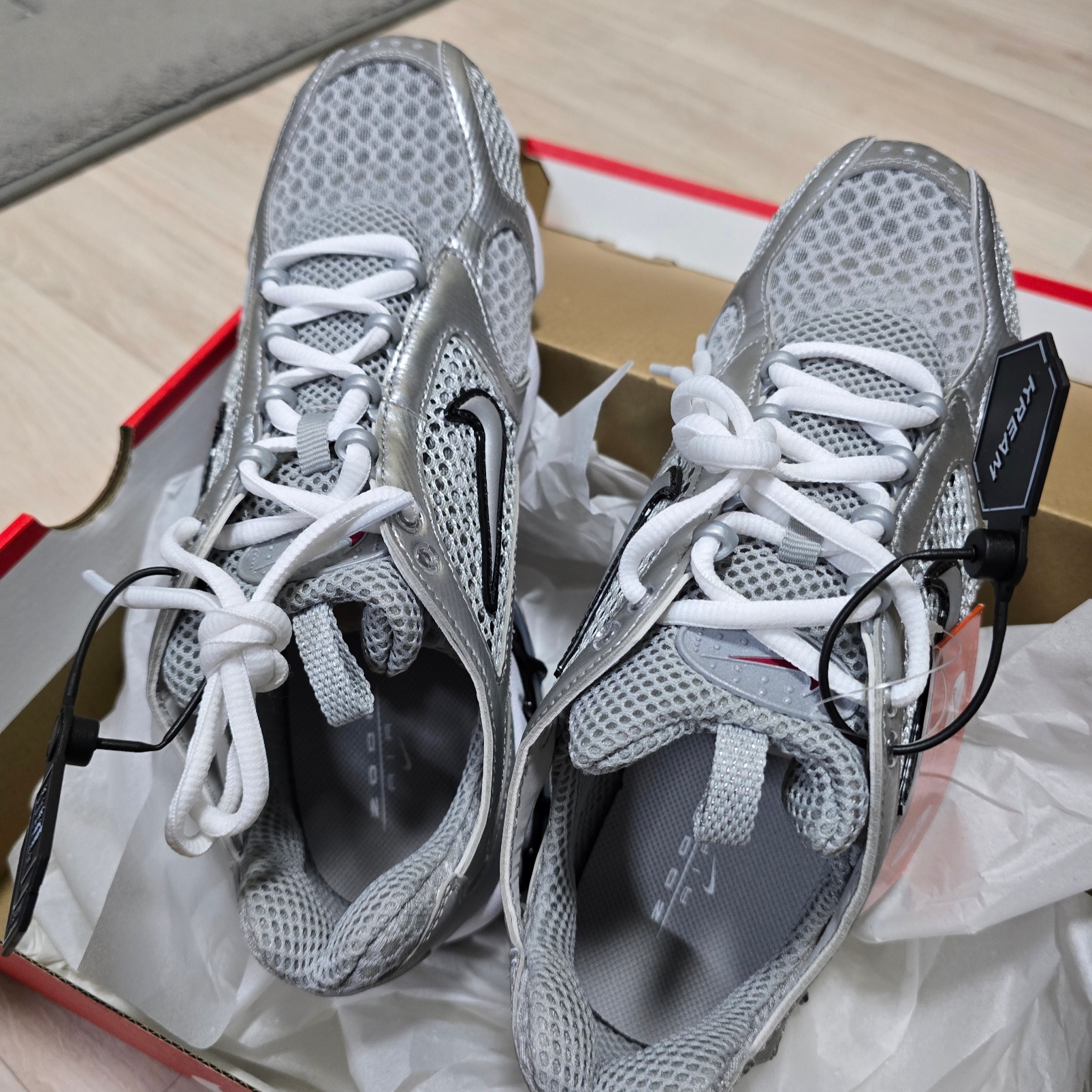 Nike Air Zoom Spiridon Cage 2 Metallic Silver 착용 스타일 - 3
