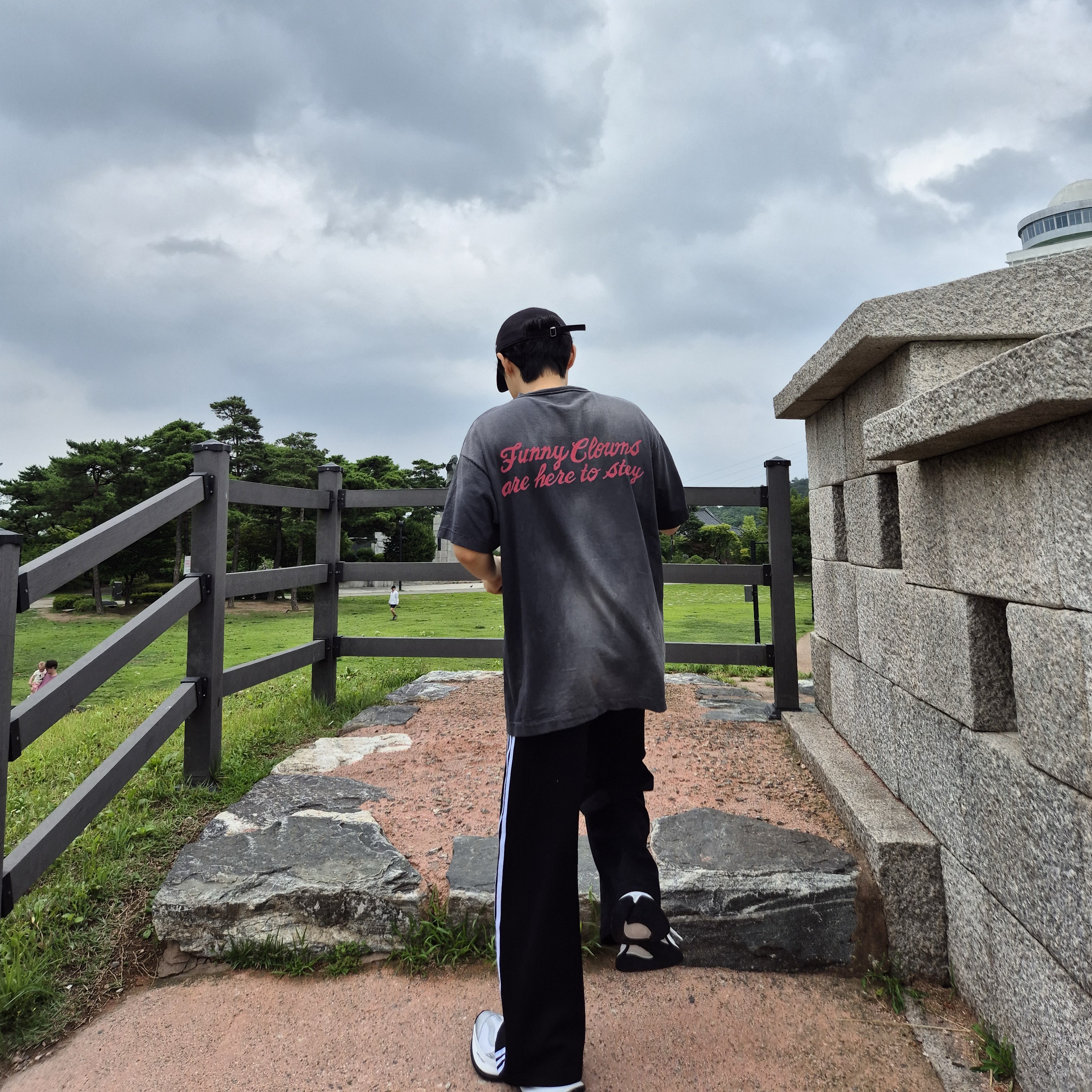 New Era x MoMA New York Yankees Cap Black, Saint Mxxxxxx Magical Saint S/S T-Shirt Black - 24SS 착용 스타일