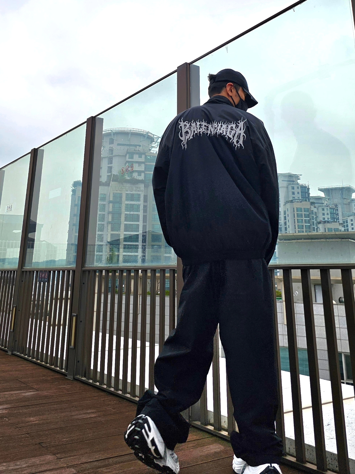 Balenciaga Tracksuit Pants in Black, Balenciaga DIY Metal Outline Tracksuit Jacket in Black 착용 스타일 - 5