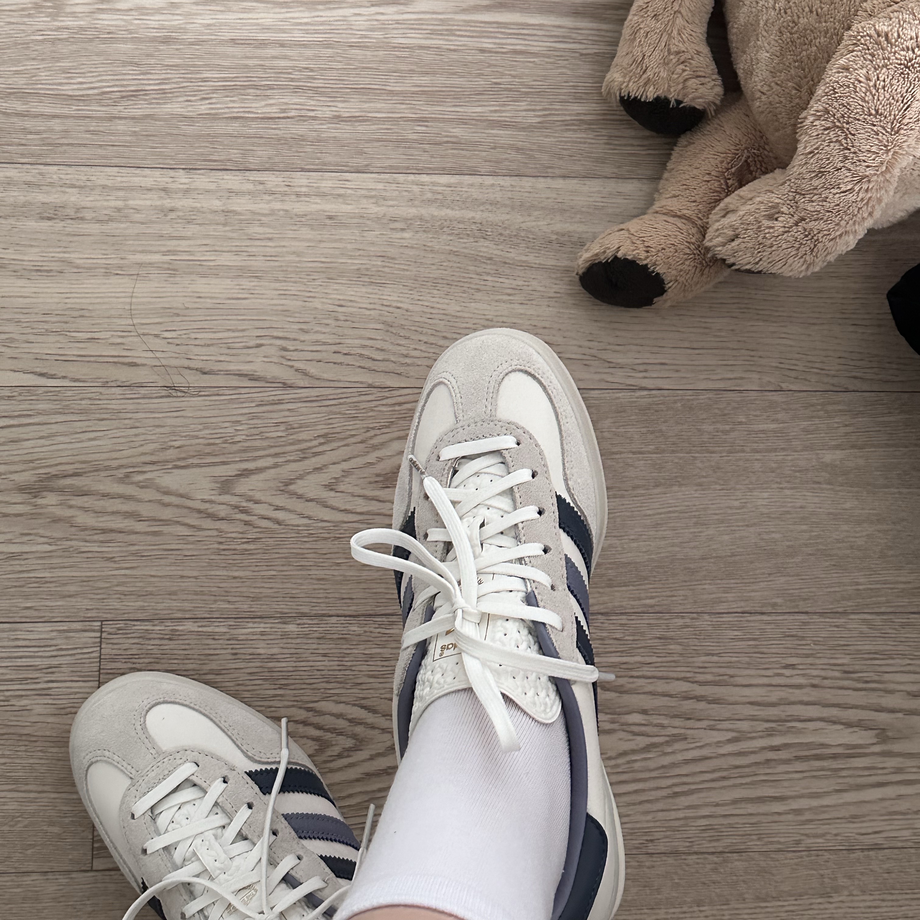 Adidas Gazelle Indoor Core White Preloved Ink 착용 스타일 - 1