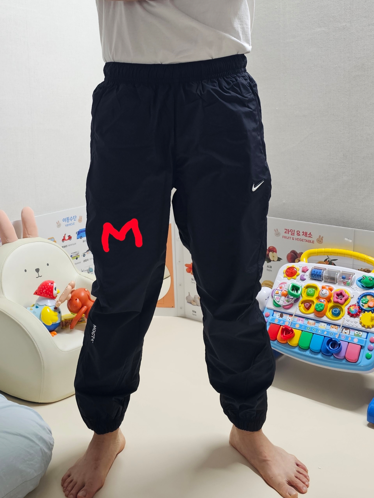 Nike x Drake Nocta Woven Track Pants Black (FN7668-010), Nike x Drake Nocta Max 90 T-Shirt Black (FN7663-010) 착용 스타일 - 3