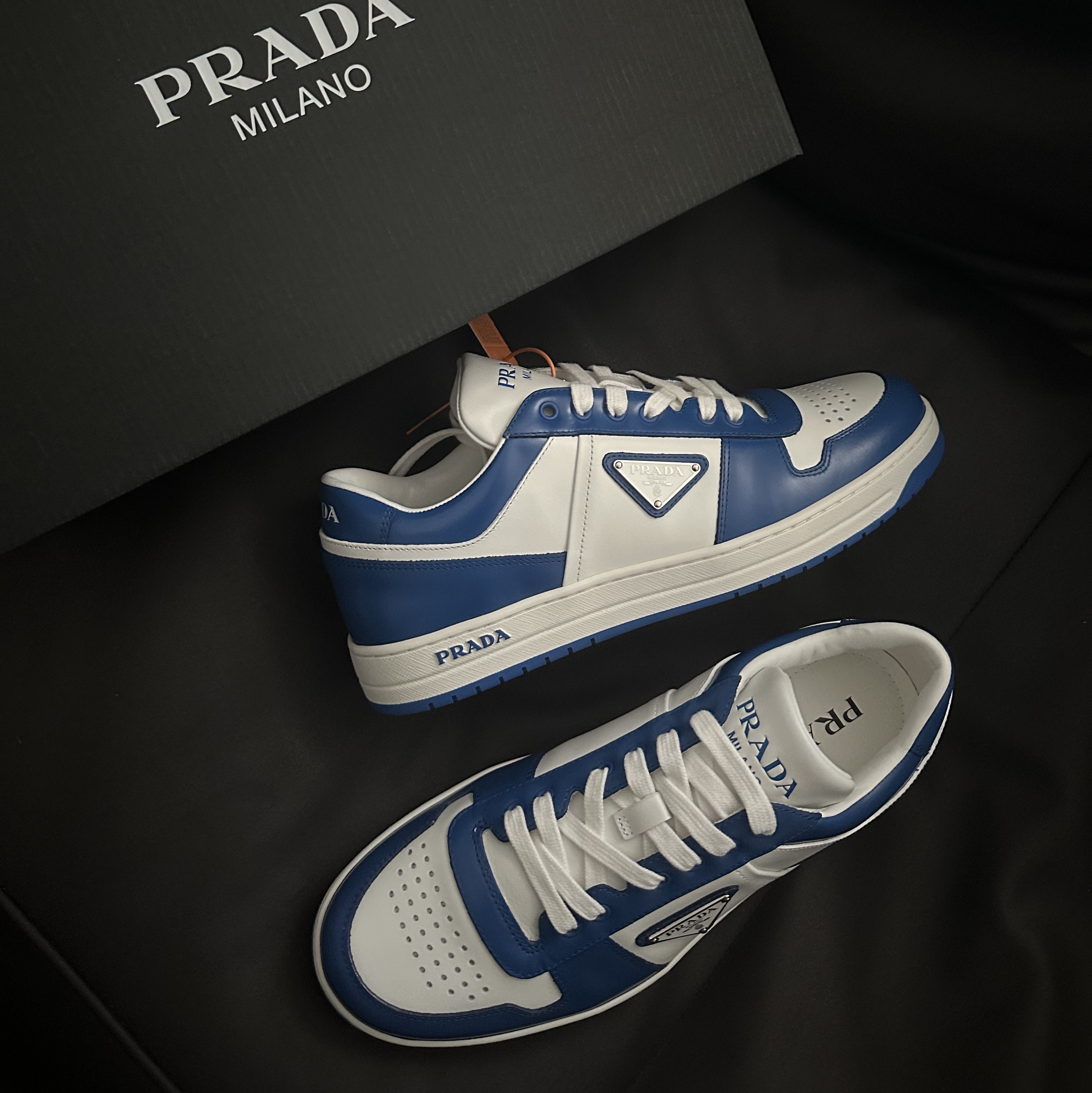 Prada Downtown Leather Sneakers White Cobalt Blue 착용 스타일 - 1