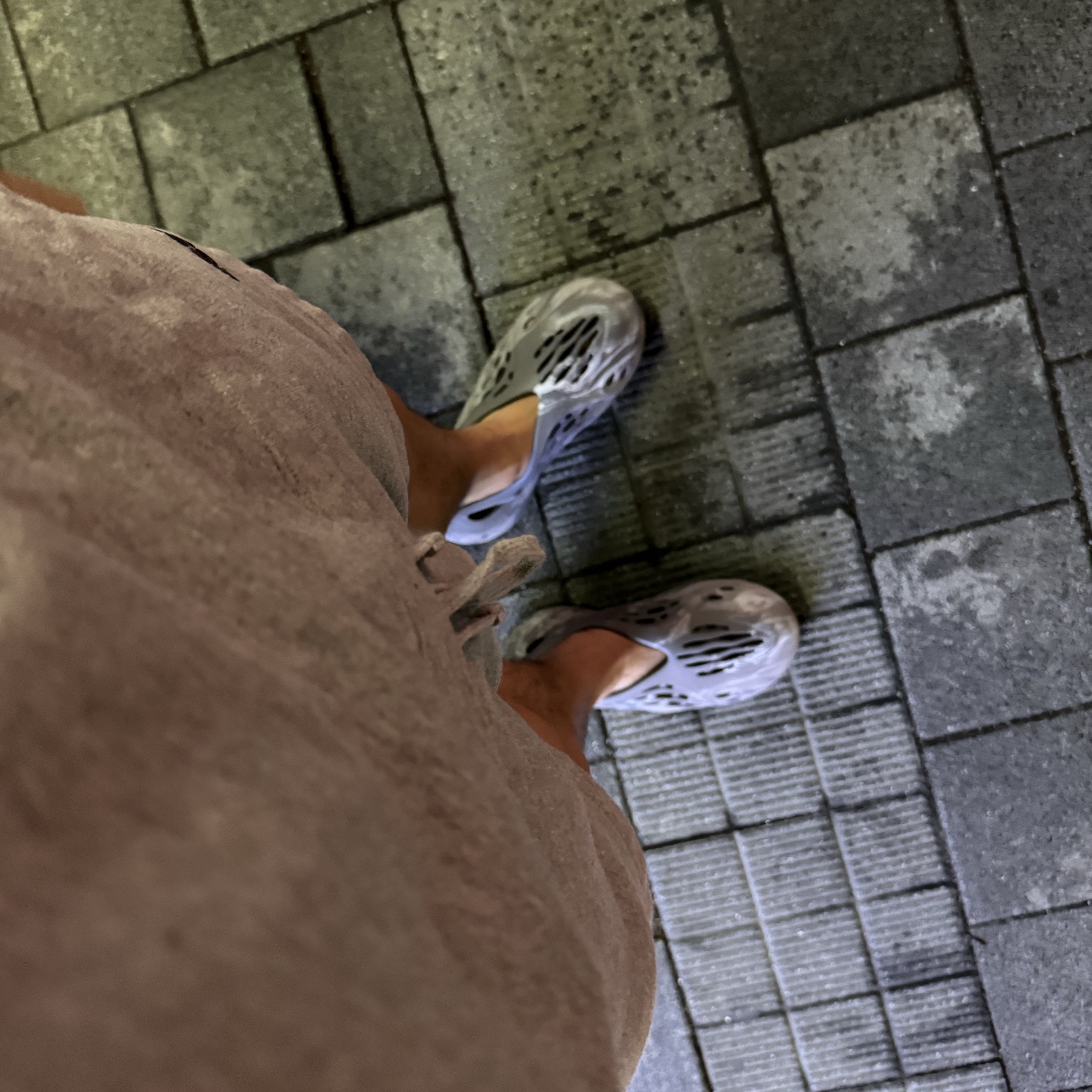Adidas Yeezy Foam RNNR MX Granite 착용 스타일