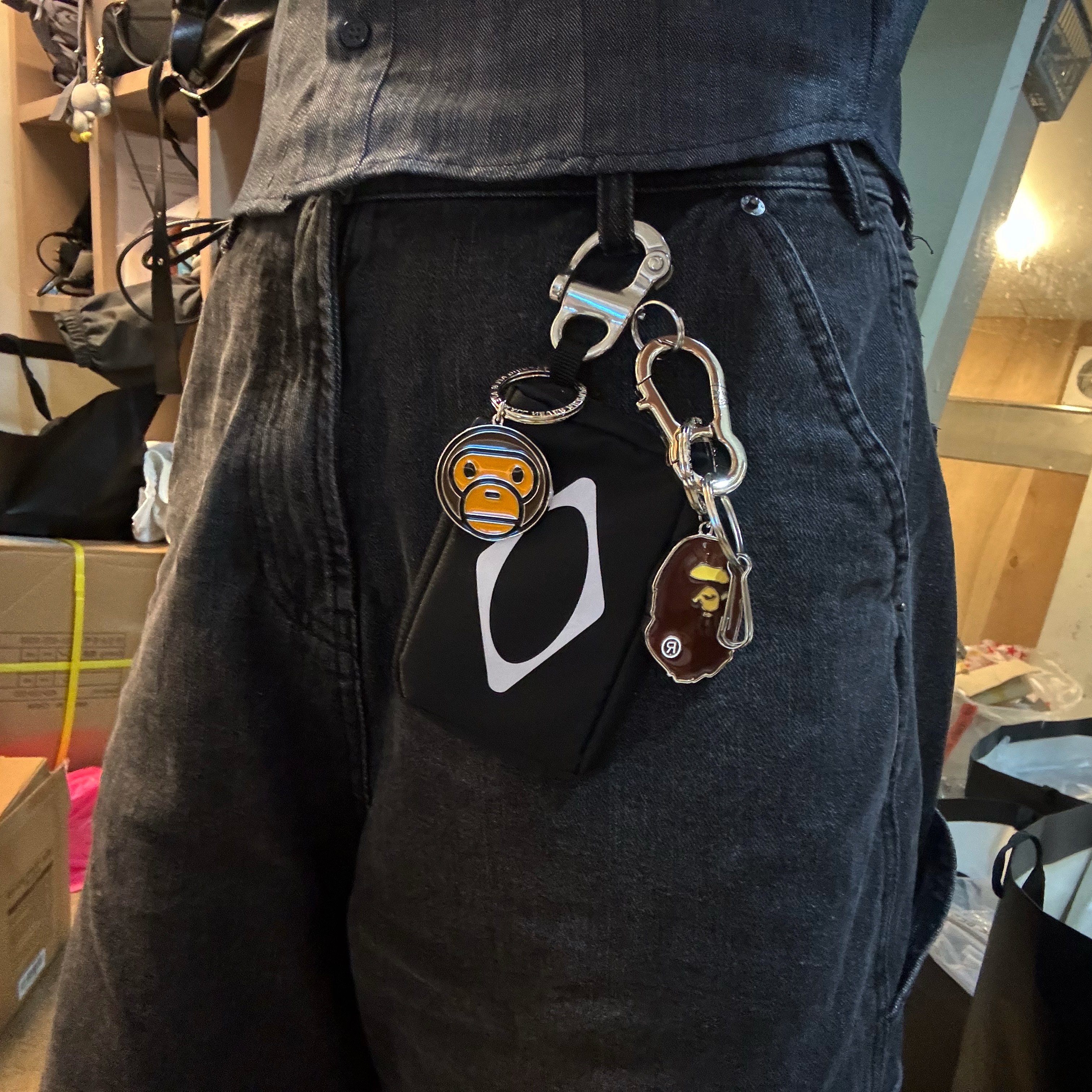 BAPE Baby Milo Metal Keychain Brown, BAPE Ape Head Metal Keychain Brown 착용 스타일 - 3