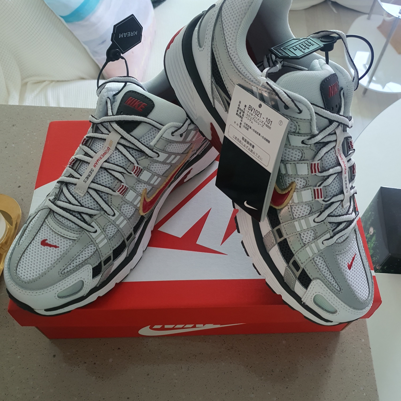 (W) Nike P-6000 Metallic Silver Red 착용 스타일 - 1