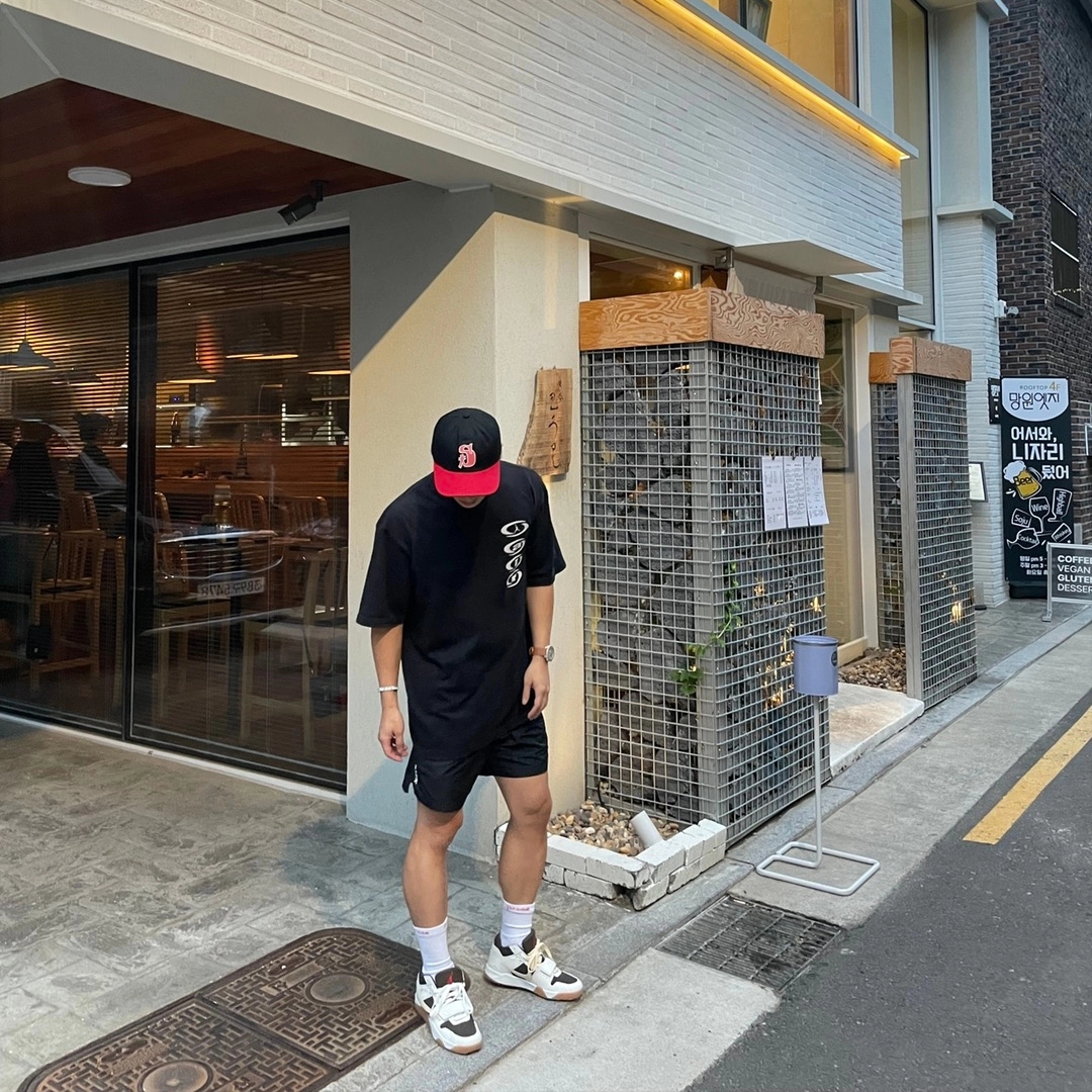 Stussy Vintage S Low Pro Cap Black Red, Jordan x Travis Scott Jumpman Jack TR Sail and Dark Mocha 착용 스타일 - 1