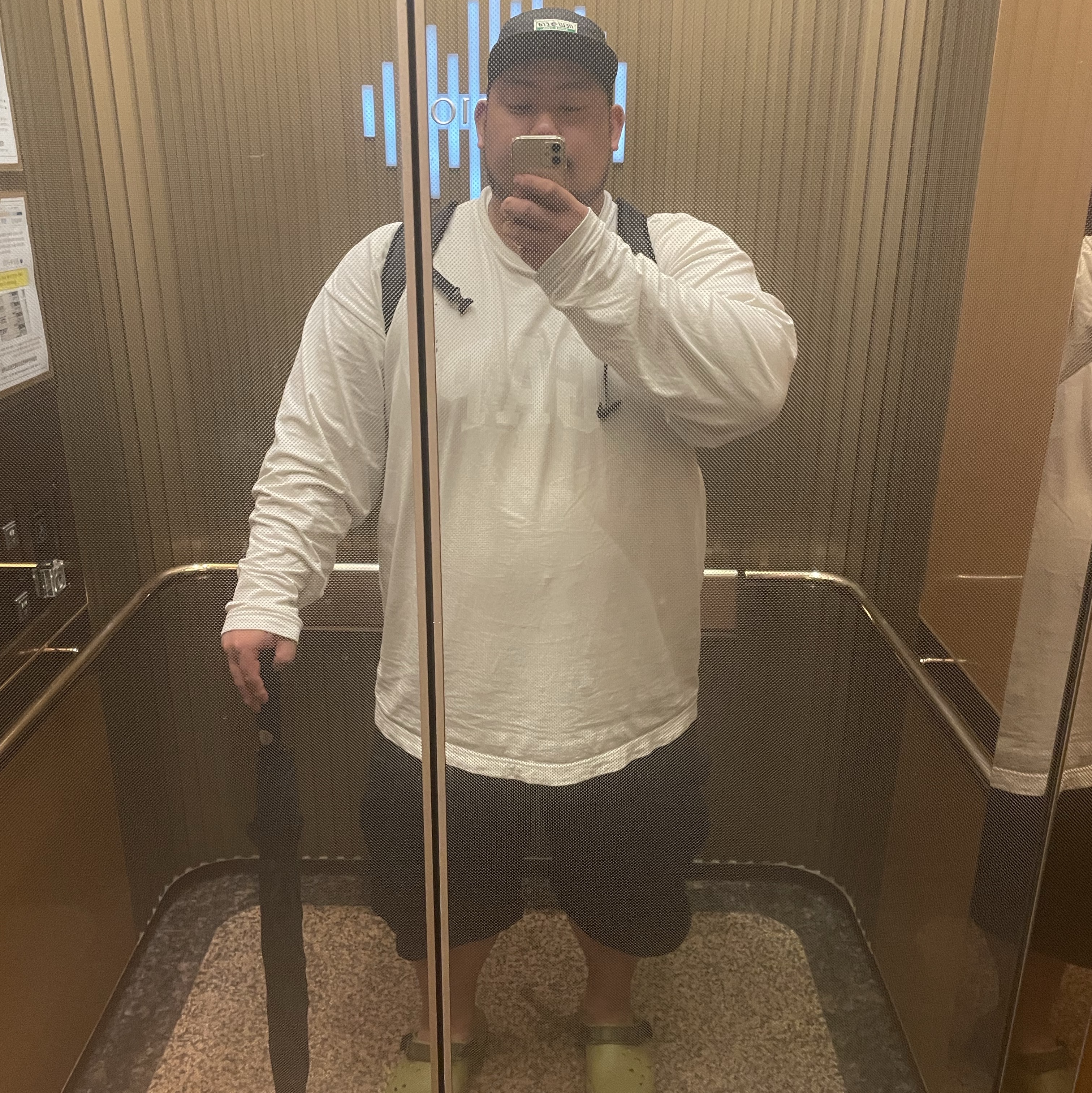 Crocs x Roa Hiking Atlas Clog Aloe Multi, Yeezy Gap Engineered By Balenciaga Dove Long Sleeve T-Shirt White 착용 스타일