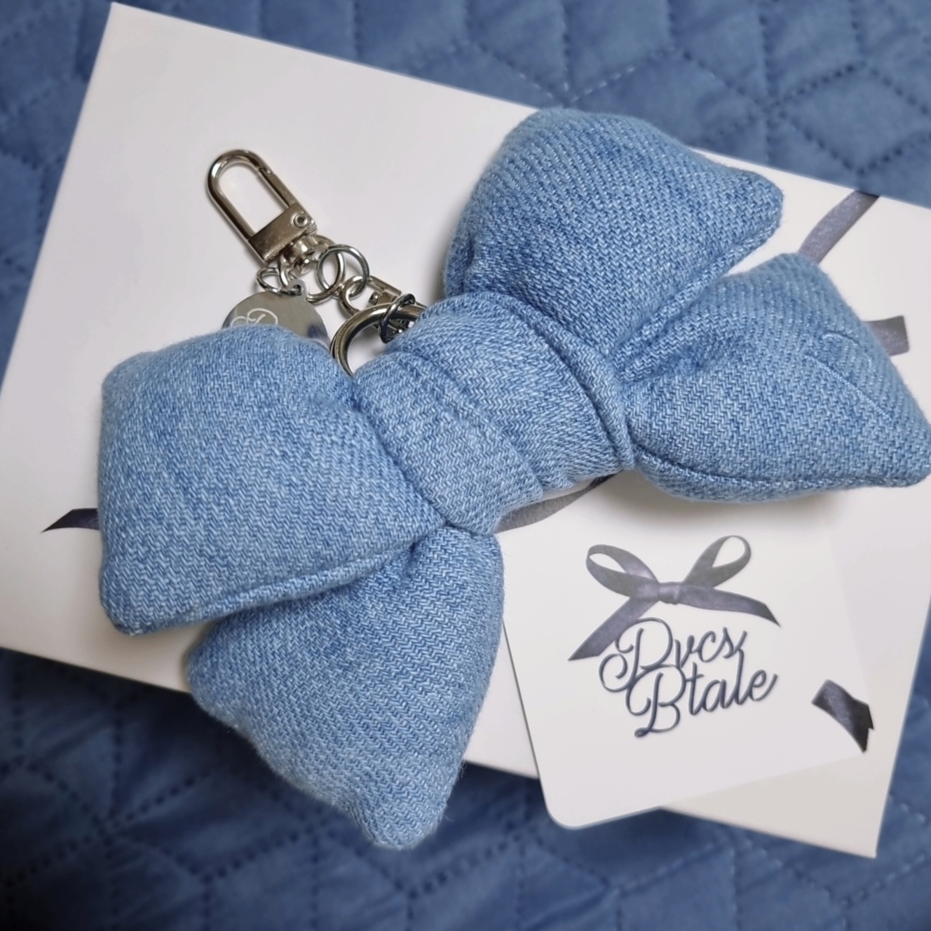 [KREAM 단독] PVCS x Bloomingtale Ribbon Denim Keyring Light blue Denim 착용 스타일