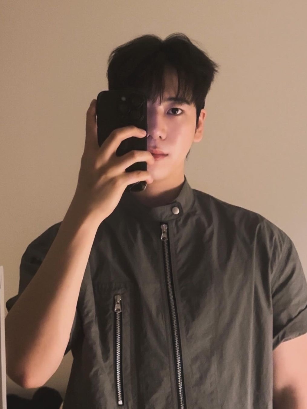 [KREAM 단독] Haleine Biker Zipup 1/2 Shirt Grey (VT218), Haleine Biker Zipup 1/2 Shirt Black (VT216) 착용 스타일