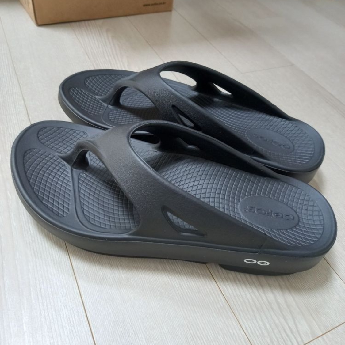 Oofos OOriginal Black 착용 스타일