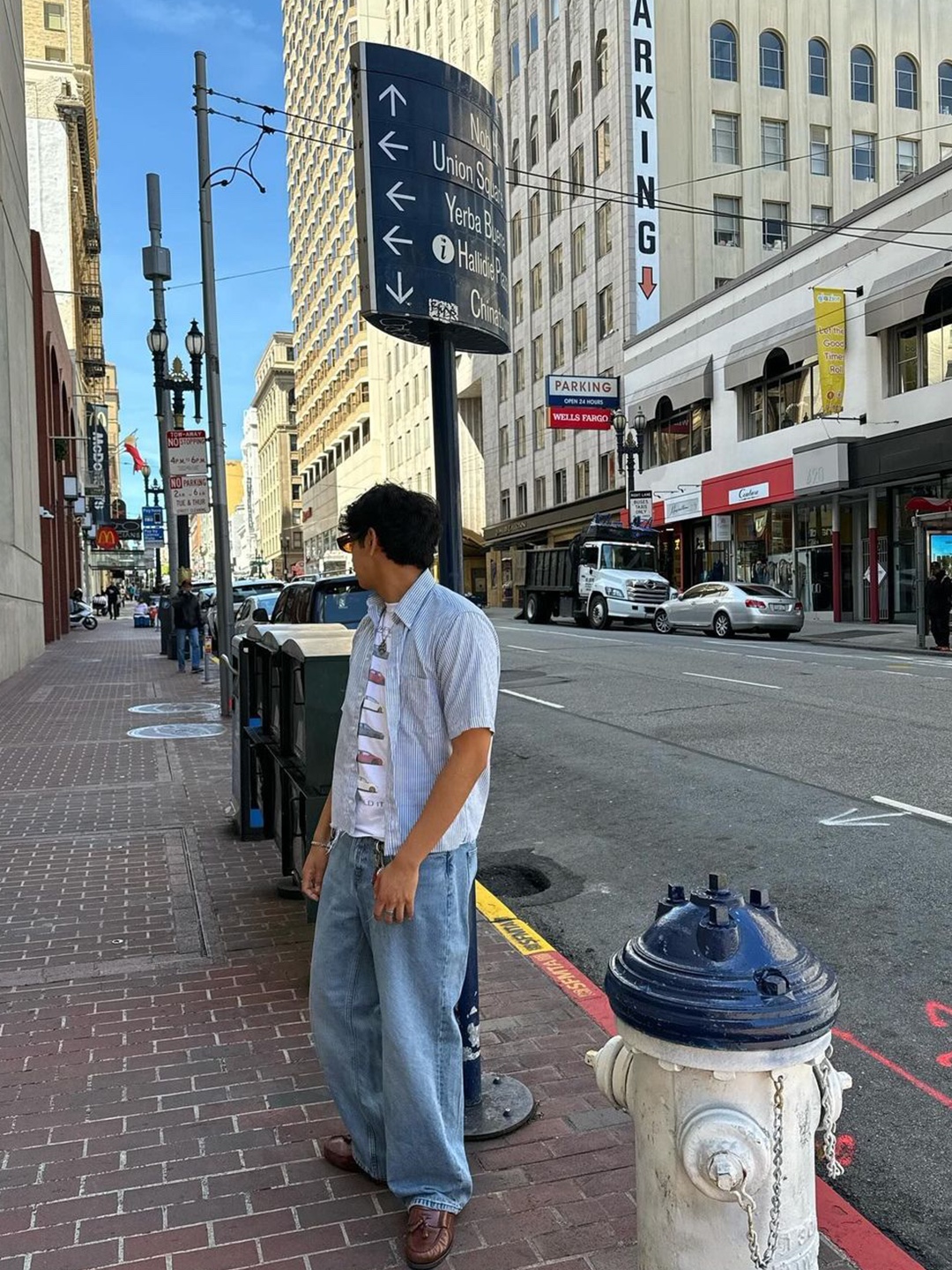 Supreme Baggy Denim Short Washed Indigo - 24SS, Supreme Script Baggy Denim Short Washed Indigo - 24SS 착용 스타일 - 5
