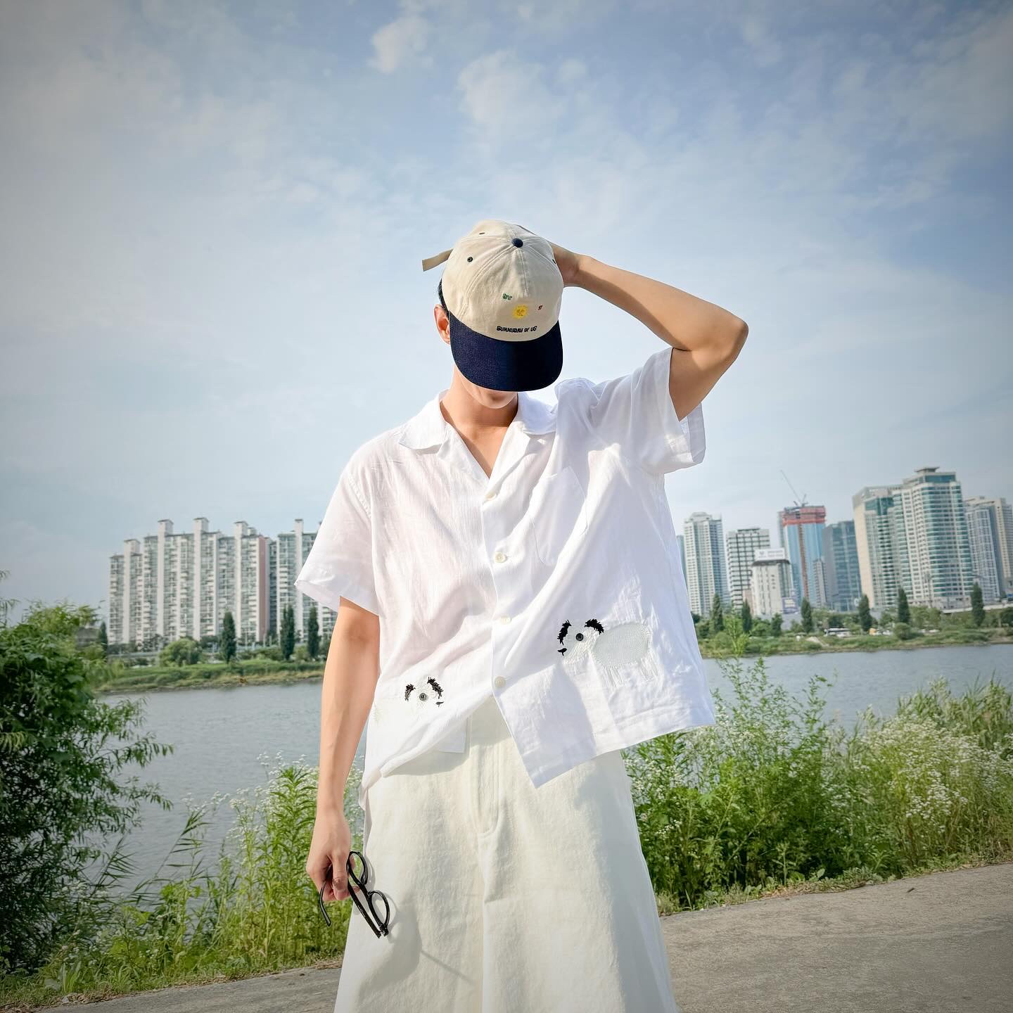STU Sun Embroidery Ball Cap Blue, STU Puppy Embroidery Shirt White 착용 스타일 - 2