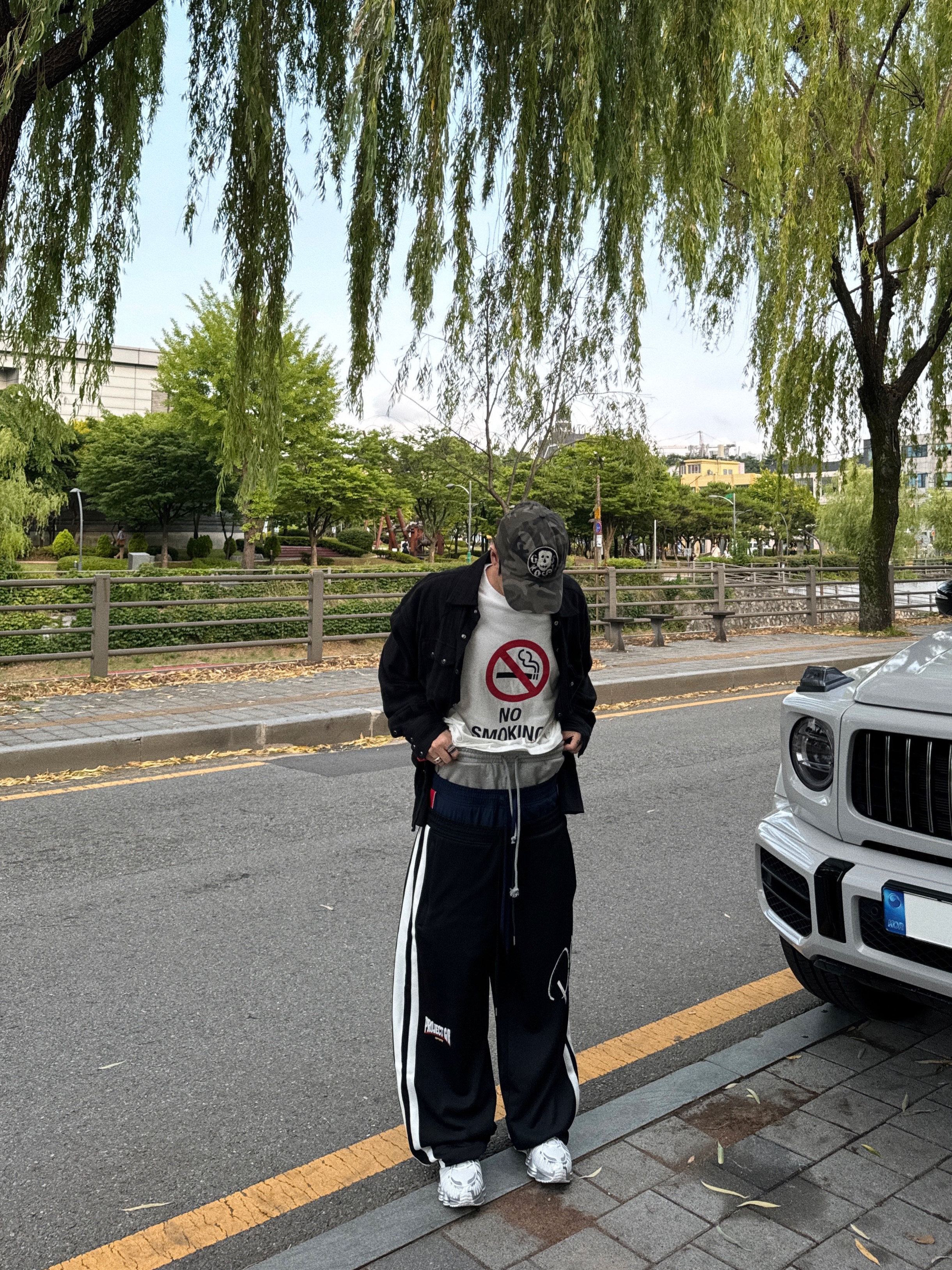 Project G/R Membership Meme No Smoking Without Me T-Shirt White, Project G/R 3 Layered Track Pants Black 착용 스타일 - 3