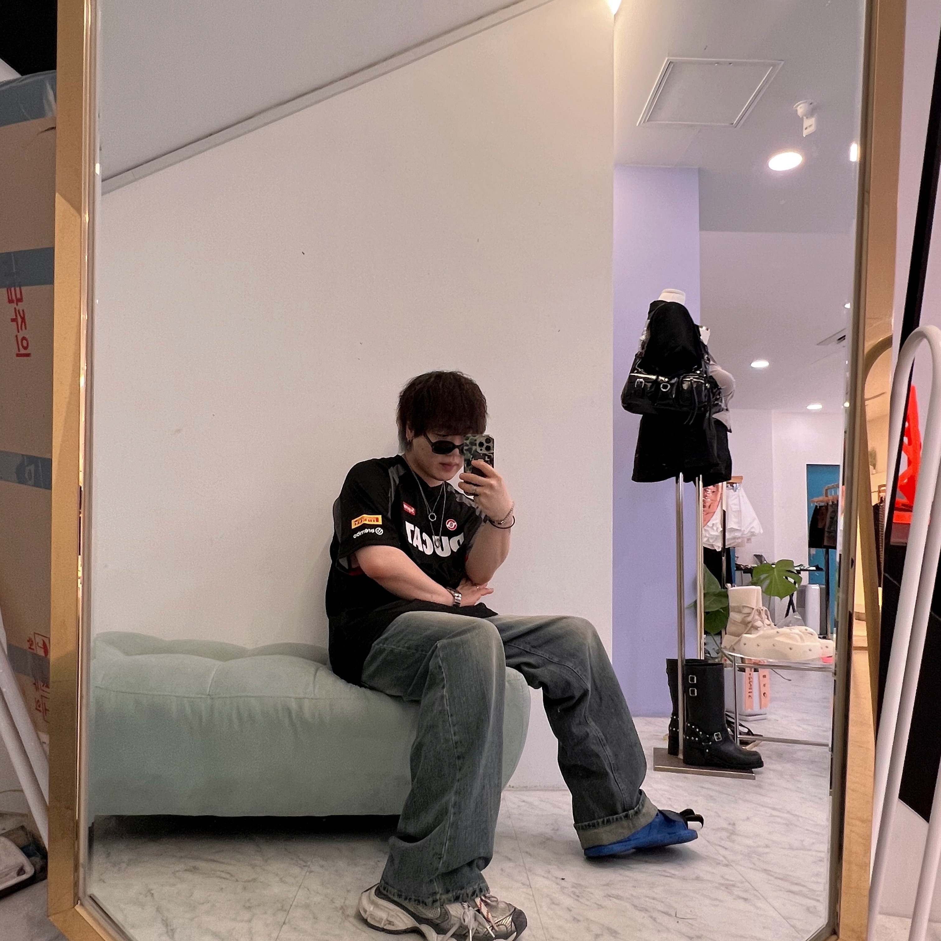 Supreme x Ducati Soccer Jersey Black - 24SS, Balenciaga 3XL Sneakers Grey White Red 착용 스타일 - 3