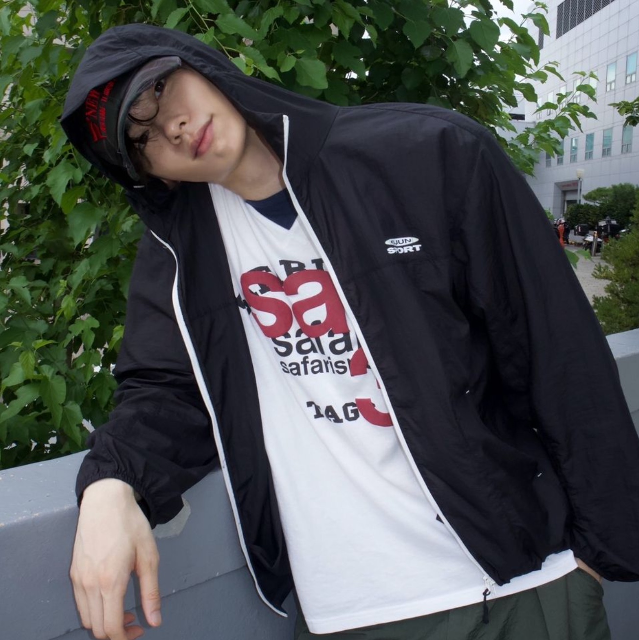 [KREAM 단독] Safarispot Roux Base School Club Tee White, [KREAM 단독] Safarispot Roux Base School Club Tee Brown 착용 스타일