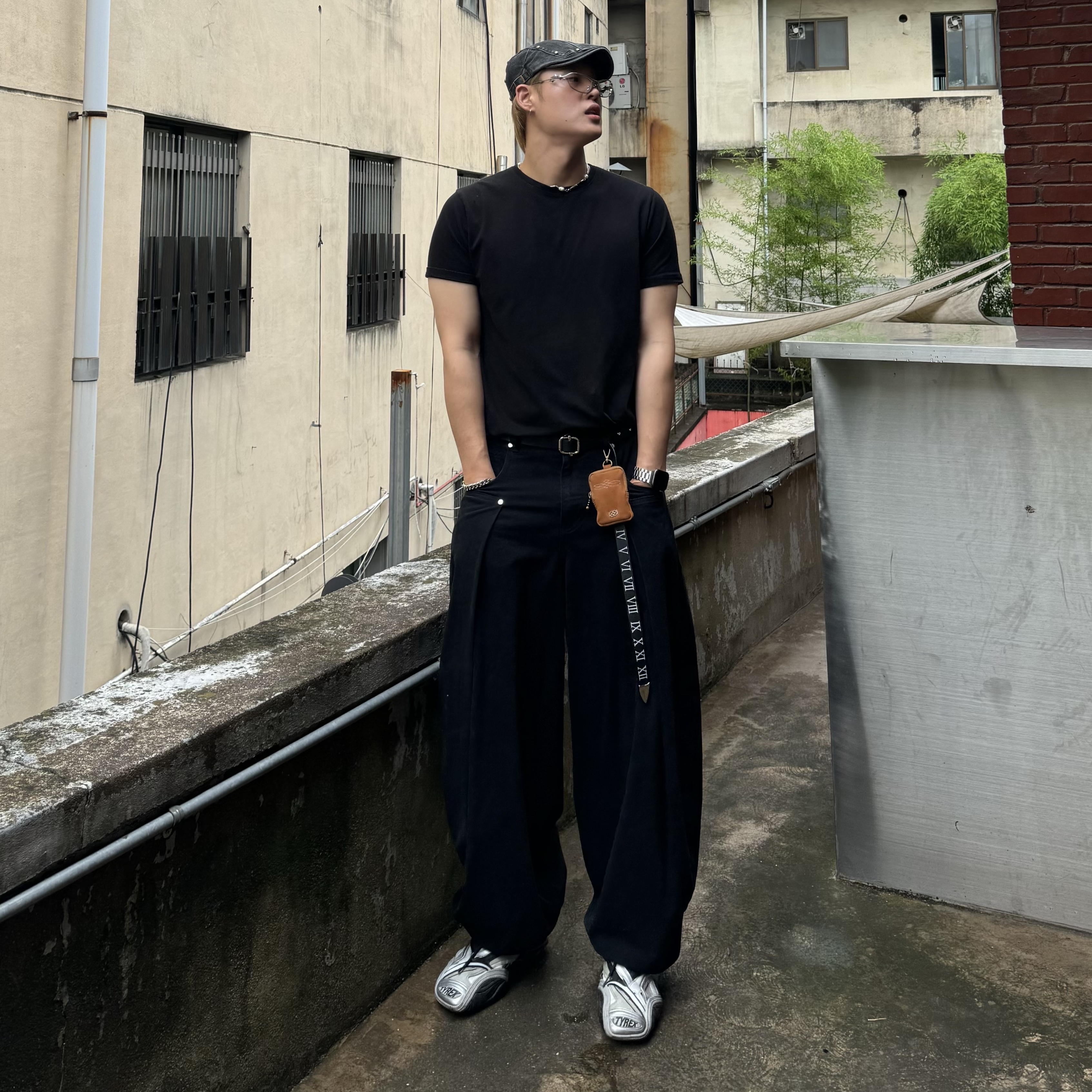 Balenciaga Tyrex Sneakers Black Grey, Gentle Monster Ytt 02 Silver 착용 스타일 - 1