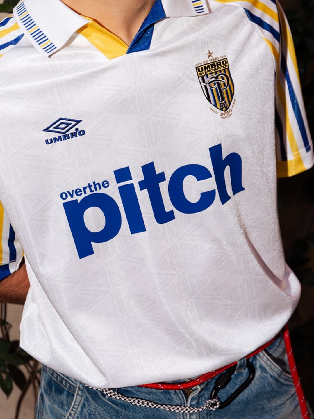 Over The Pitch x Red Devil 1994 Jersey White, Over The Pitch x Umbro 100th Anniversary Homage Football Jersey 착용 스타일 - 4