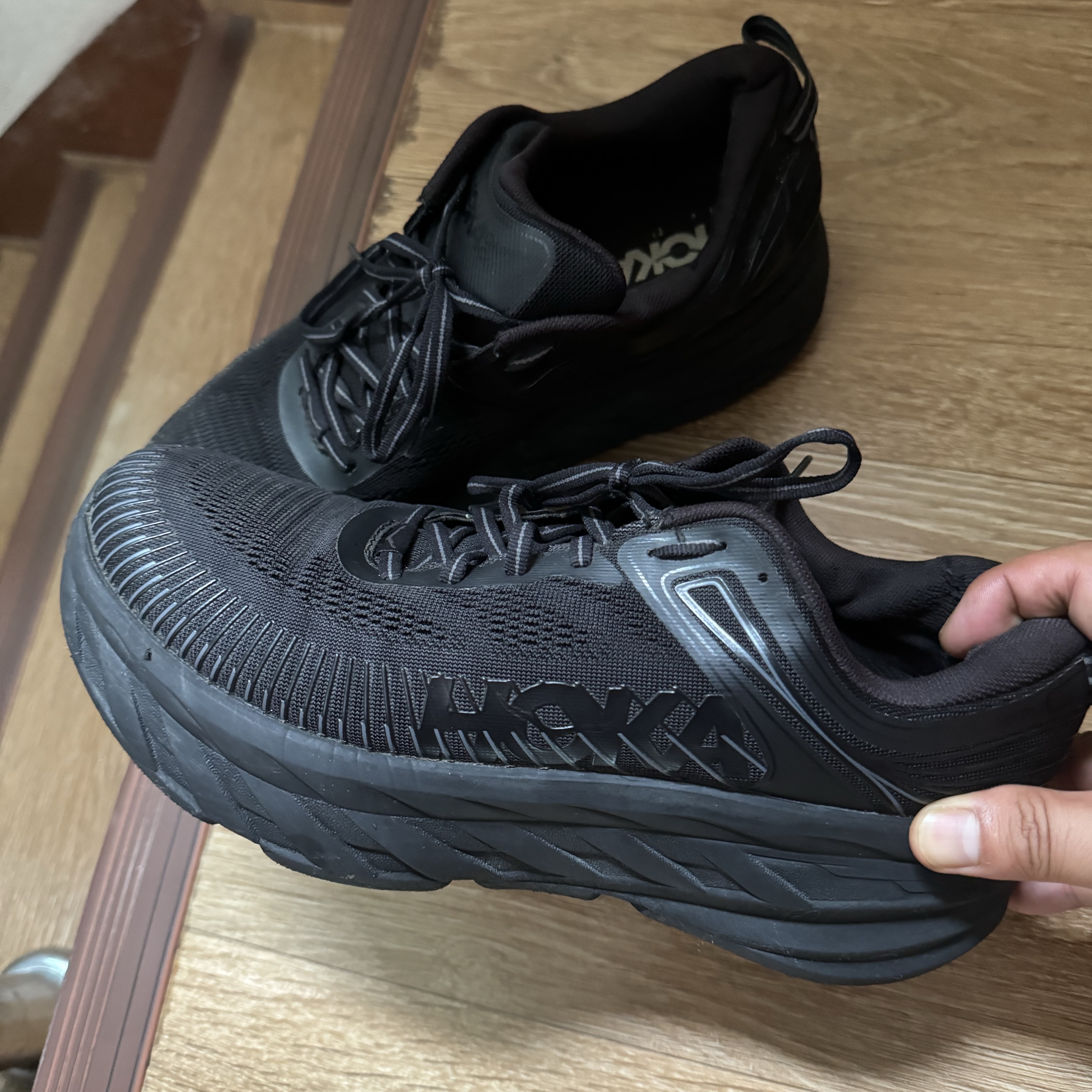 Hoka Bondi 7 Black 착용 스타일 - 2