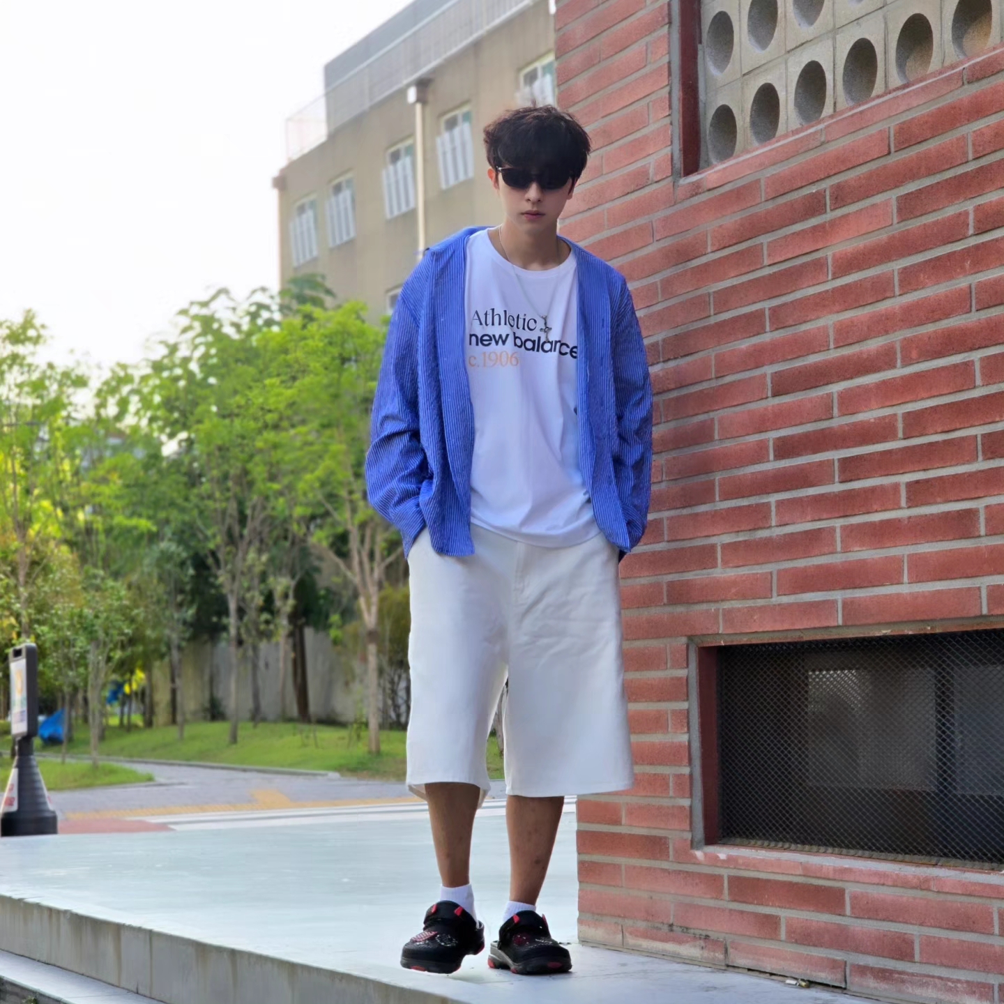 Crocs x Staple Classic All Terrain Clog Black 착용 스타일 - 3
