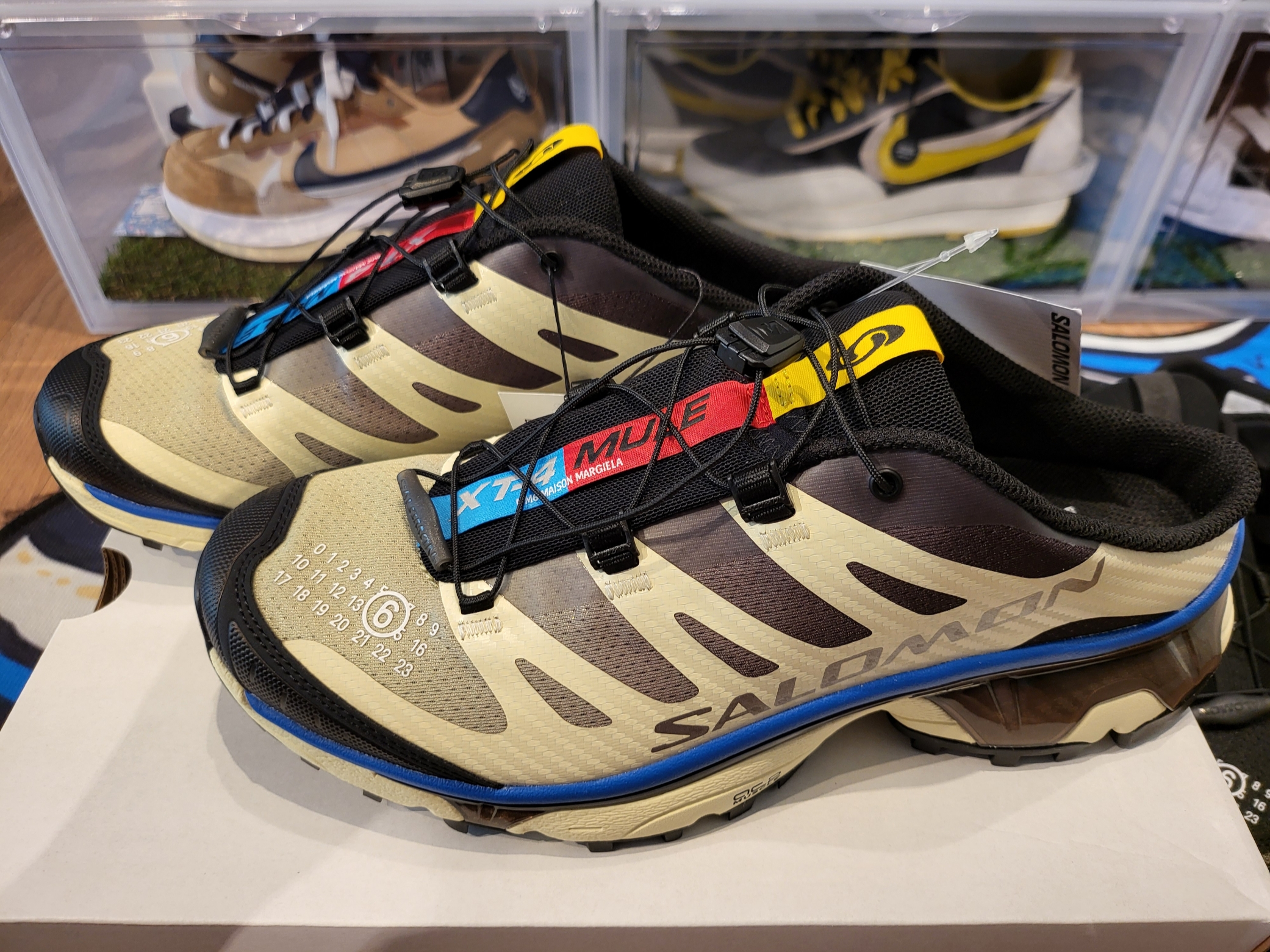 Salomon x MM6 Maison Margiela XT-4 Mule Black, Salomon x MM6 Maison Margiela XT-4 Mule Transparent Yellow Shale 착용 스타일 - 2