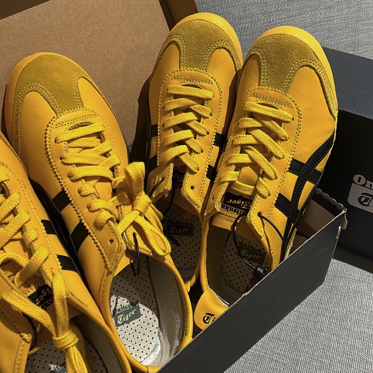 Onitsuka Tiger Mexico 66 Yellow Black 착용 스타일
