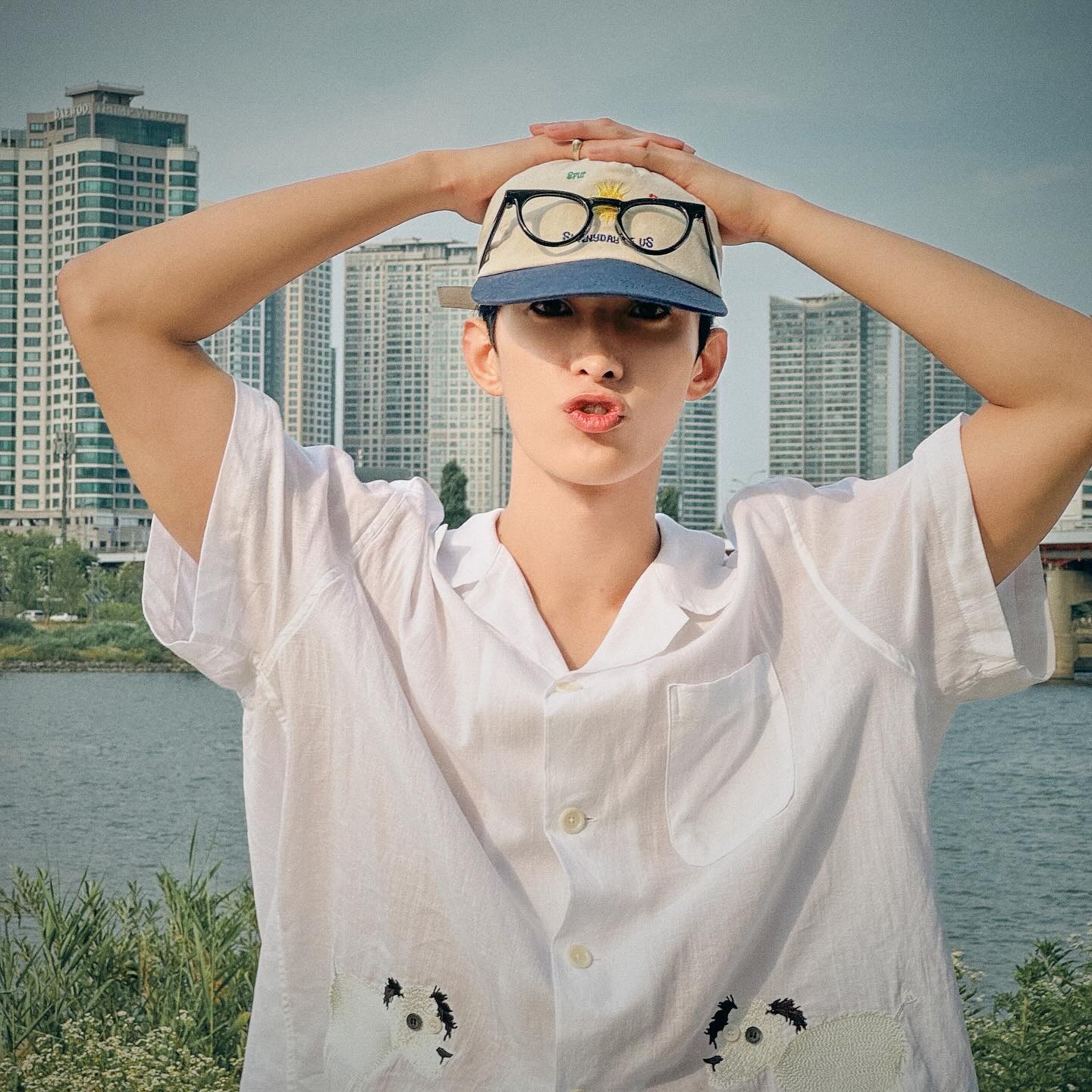 STU Puppy Embroidery Shirt White, STU Sun Embroidery Ball Cap Blue 착용 스타일 - 1