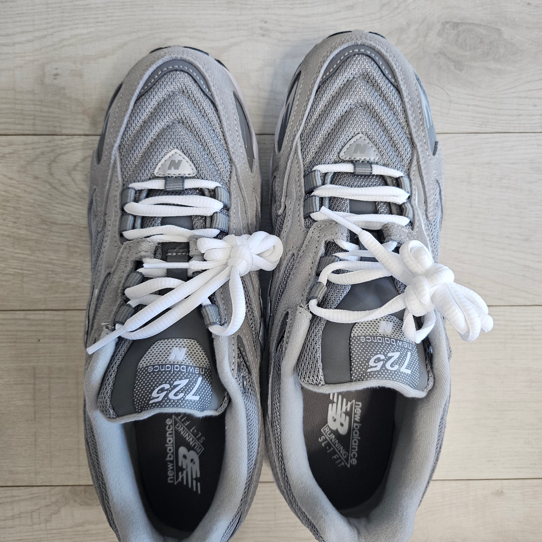New Balance 725 Grey 착용 스타일 - 3