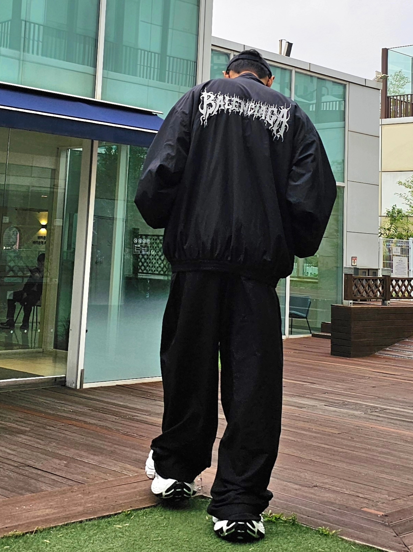 Balenciaga Tracksuit Pants in Black, Balenciaga DIY Metal Outline Tracksuit Jacket in Black 착용 스타일 - 1