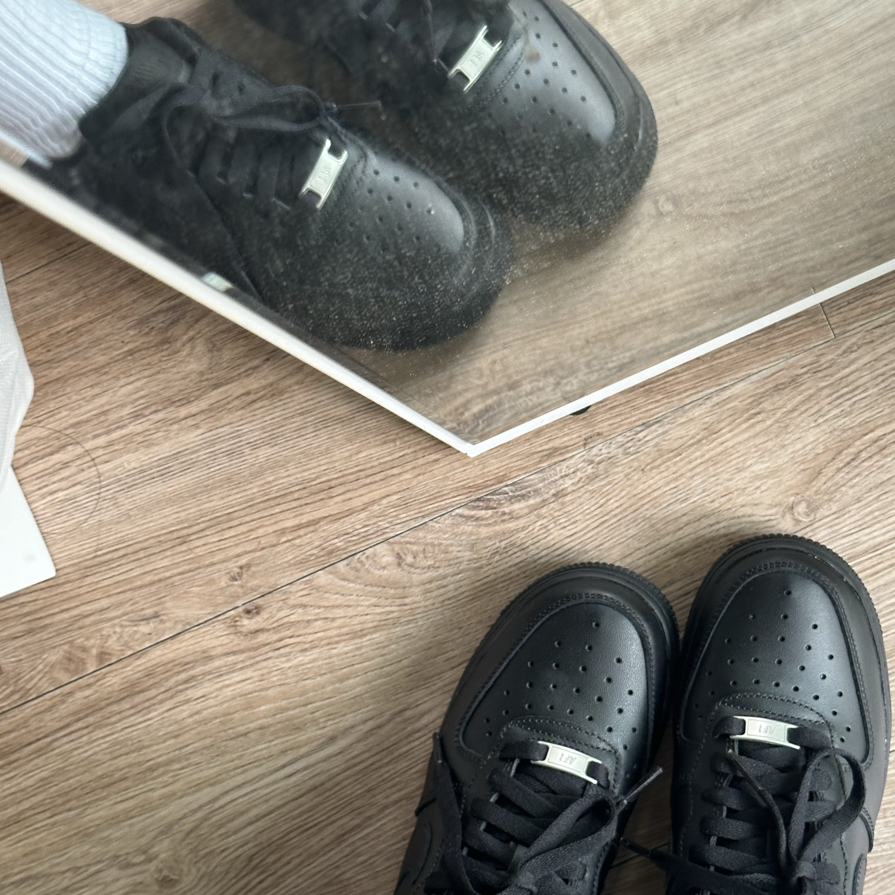 (W) Nike Air Force 1 '07 Low Triple Black 착용 스타일