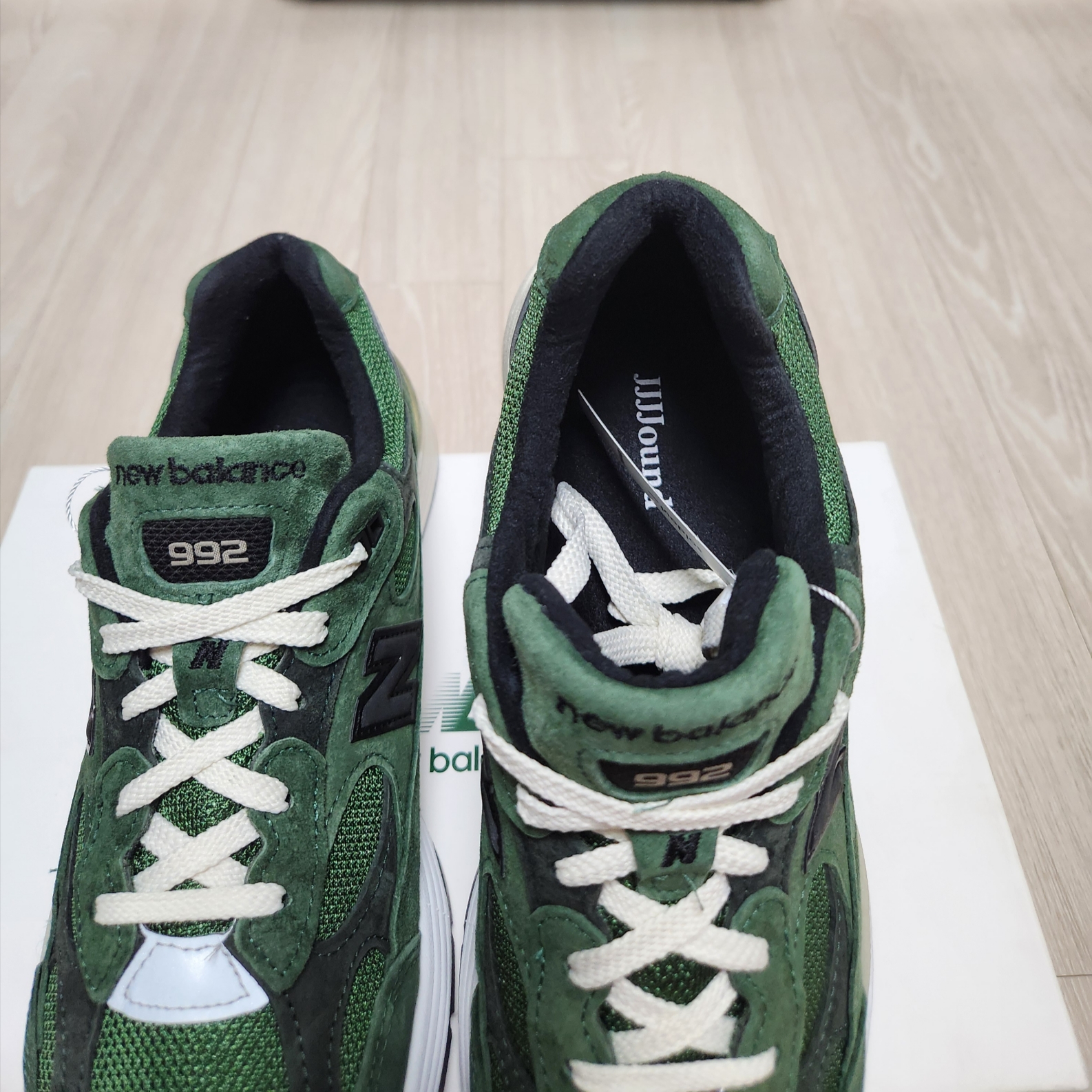 New Balance x JJJJound 992 Made in USA Mossy Green, New Balance x Stone Island 574 Legacy Dark Green 착용 스타일 - 5