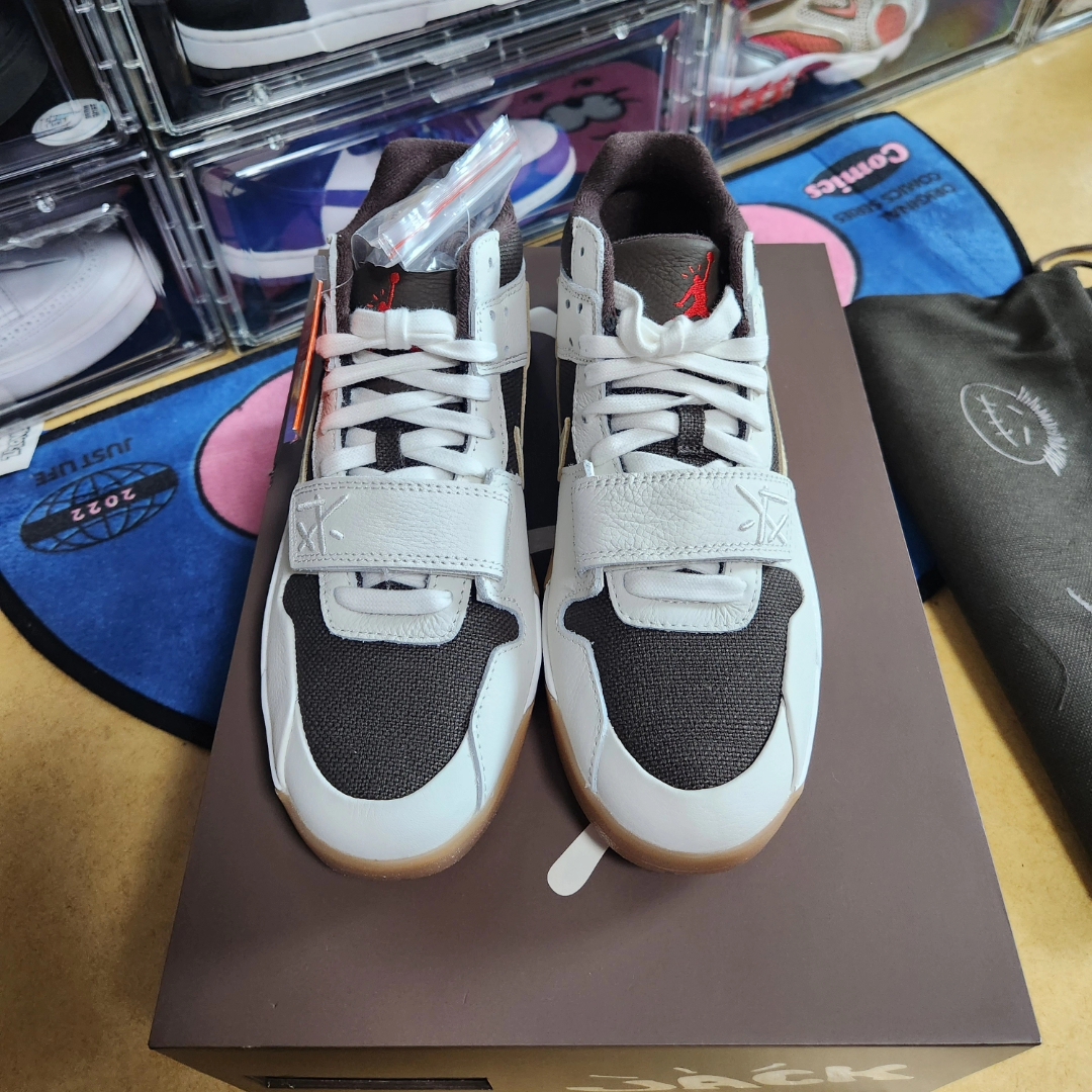 Stussy Vintage S Low Pro Cap Black Red, Jordan x Travis Scott Jumpman Jack TR Sail and Dark Mocha 착용 스타일 - 6