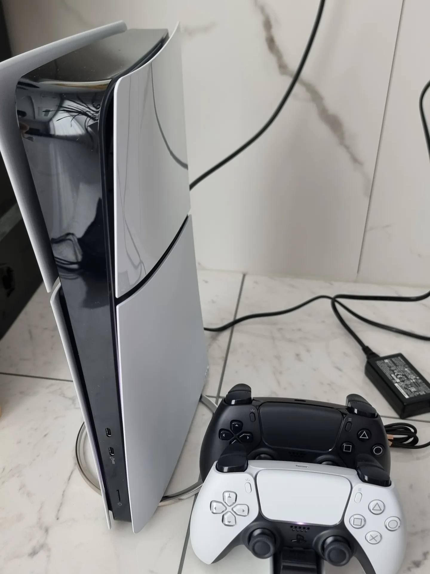 PlayStation 5 Slim Digital Edition - 825GB, PlayStation 5 DualSense Wireless Controller Midnight Black 착용 스타일