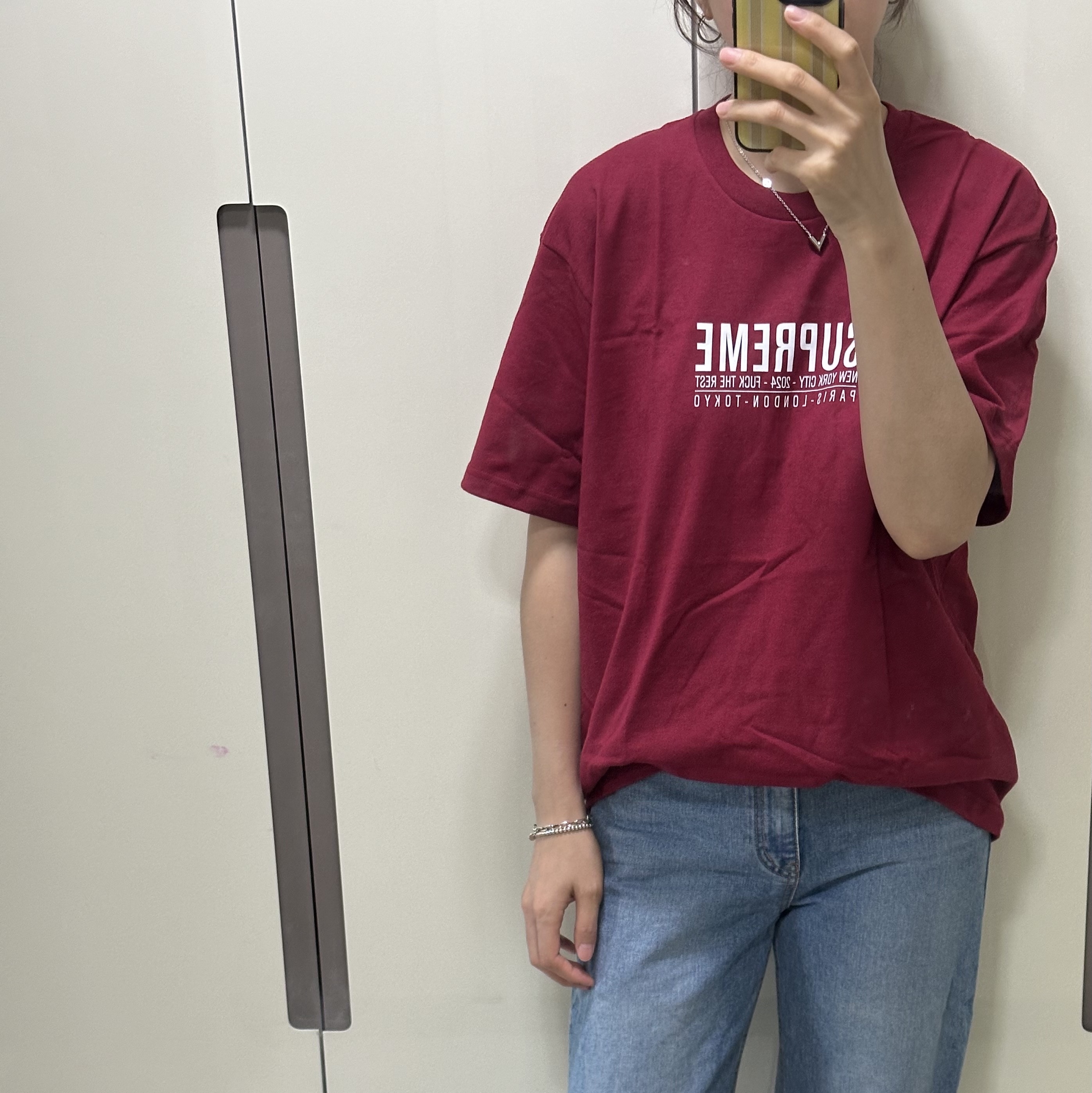Supreme Paris T-Shirt Cardinal - 24SS, Supreme Varsity T-Shirt Black - 24SS 착용 스타일 - 1