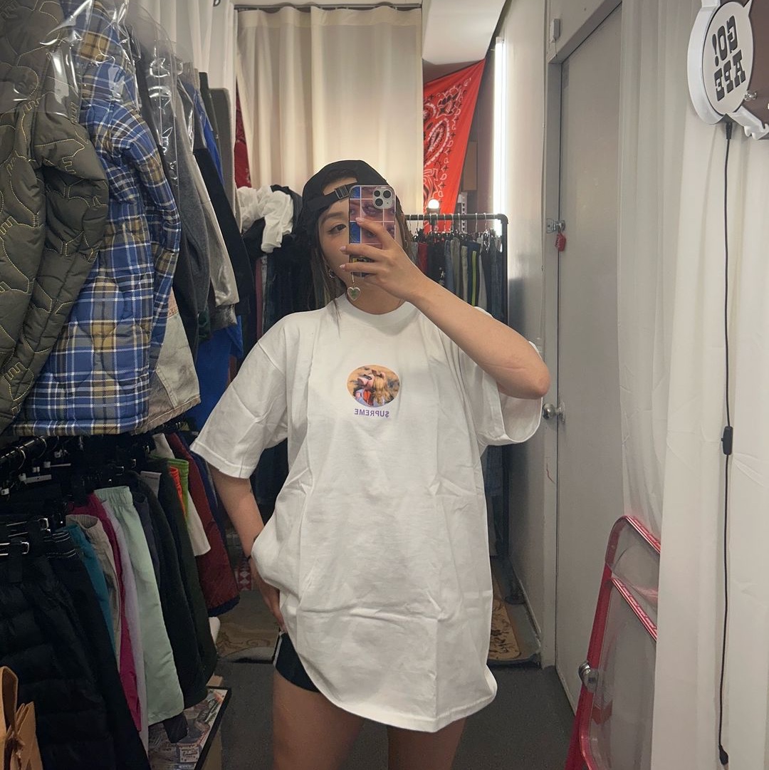 Supreme Washed Chino Twill Camp Cap Black - 24SS, Supreme Miss Piggy T-Shirt Black - 24SS 착용 스타일 - 2
