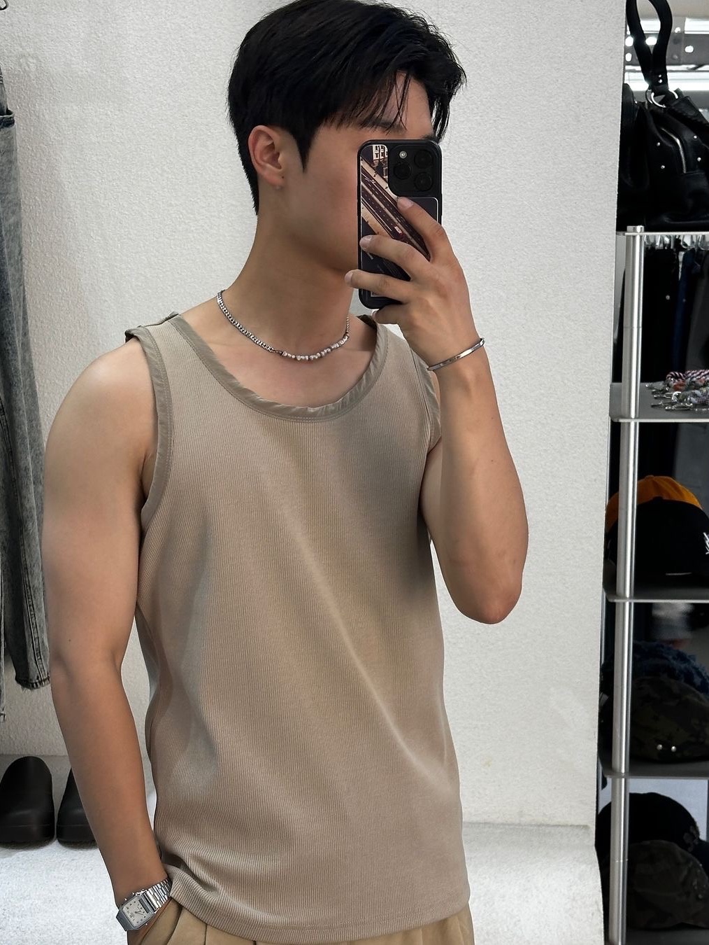 Haleine Mixed Fabric Sleeveless Top Khaki Beige (VT213), Haleine Mixed Fabric Sleeveless Top Black (VT211) 착용 스타일